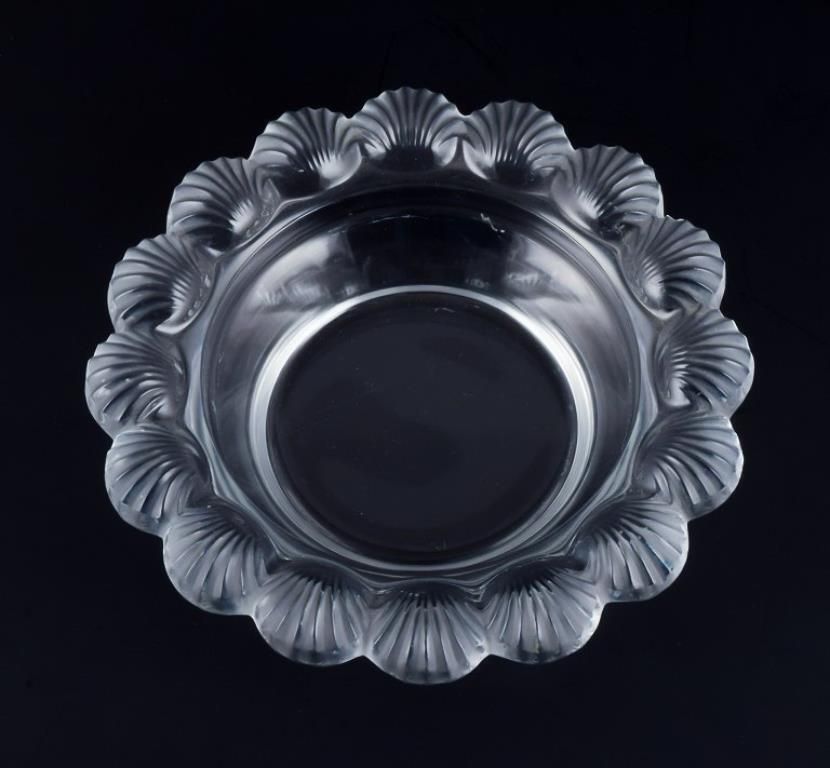 René Lalique, France. "Pornic" Bowl In Art Glass Designed With Shell photo for sale