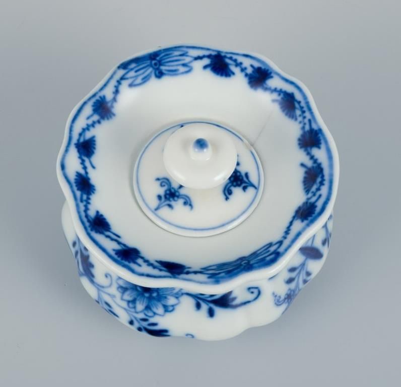 Meissen, Germany. Blue Onion Pattern Inkwell Set In Porcelain. photo Home Decor