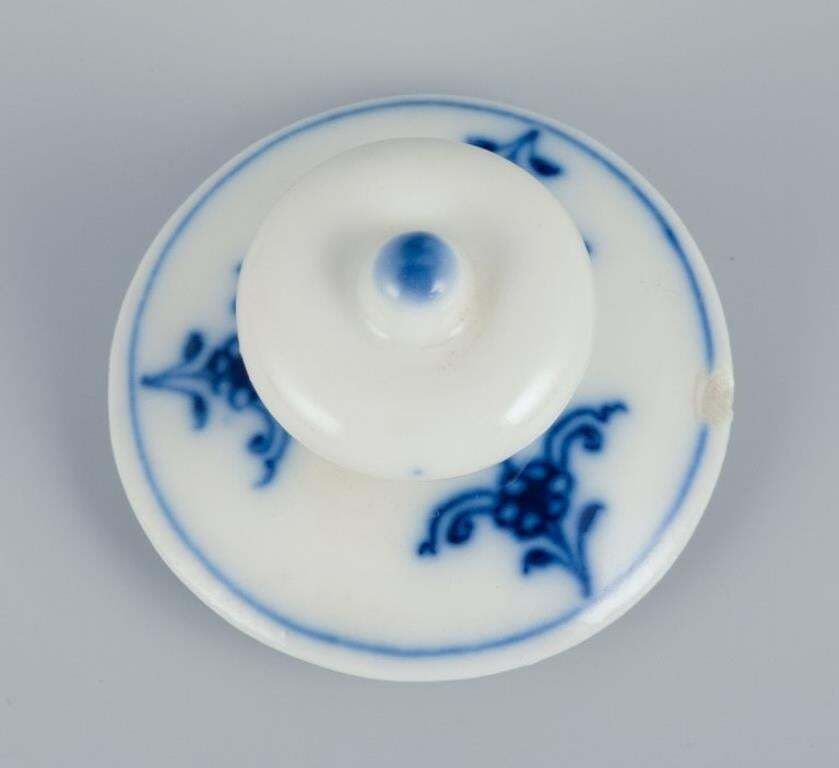 Meissen, Germany. Blue Onion Pattern Inkwell Set In Porcelain. photo vinterior