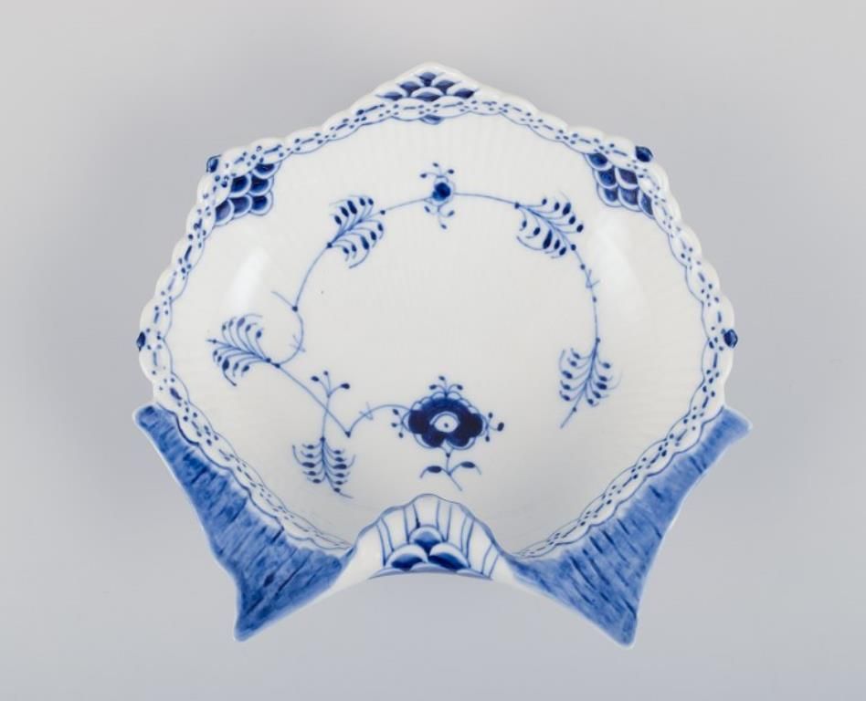 Royal Copenhagen Blue Fluted Half Lace, Mussel Shaped Bowl In Porcelain. photo Home Decor