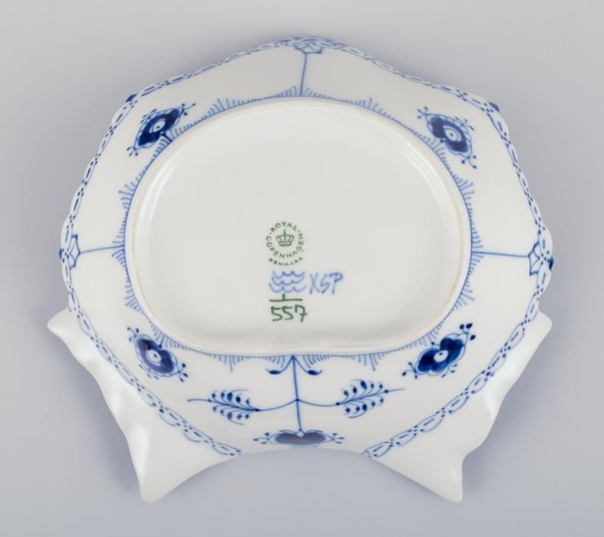 Royal Copenhagen Blue Fluted Half Lace, Mussel Shaped Bowl In Porcelain. photo vinterior