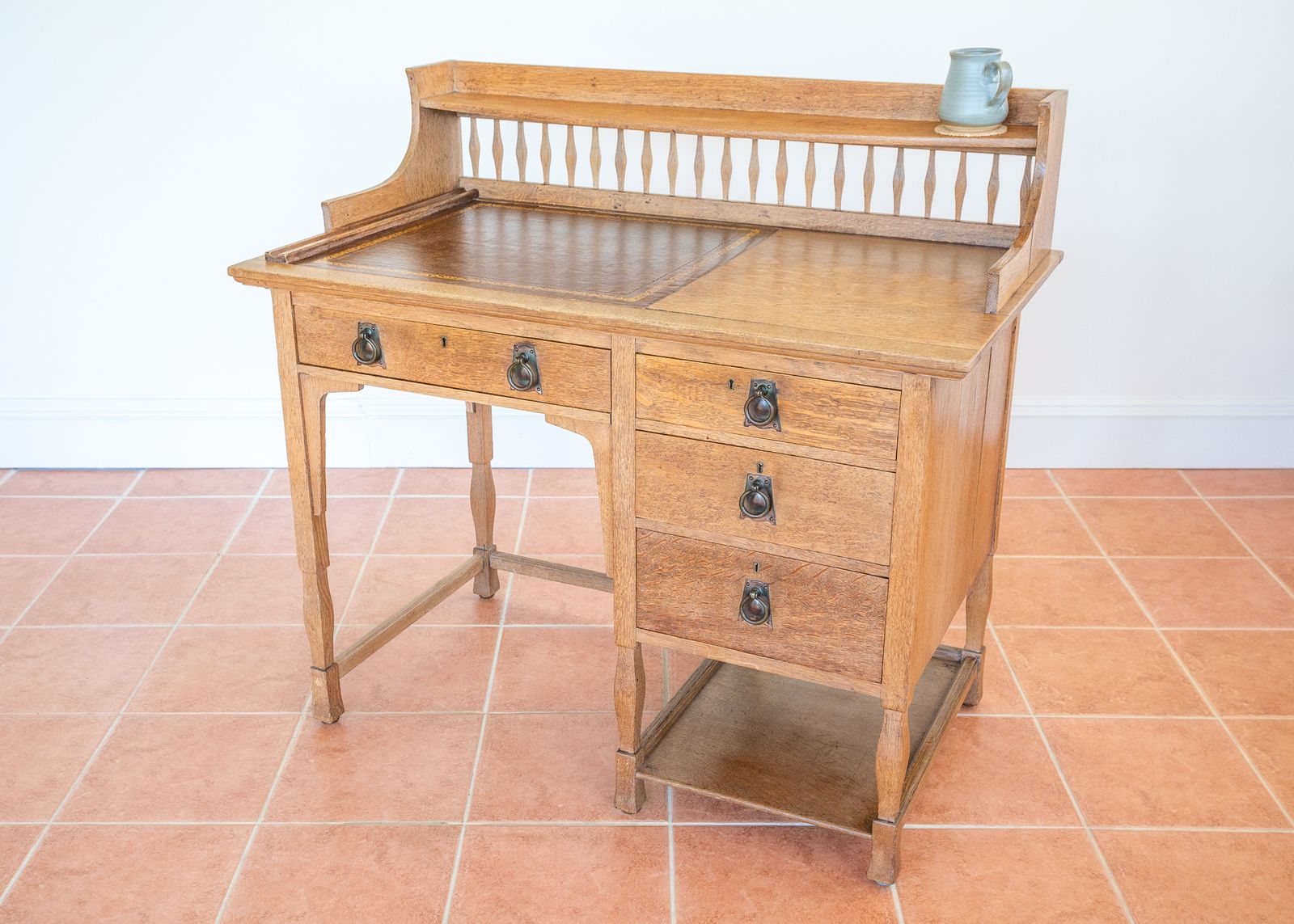Blonde Arts & Crafts Desk English Antique 1900 Leather Tiger Oak By Shapland & Petter English Light Oak Golden Leather Top Early 20th Century photo vinterior
