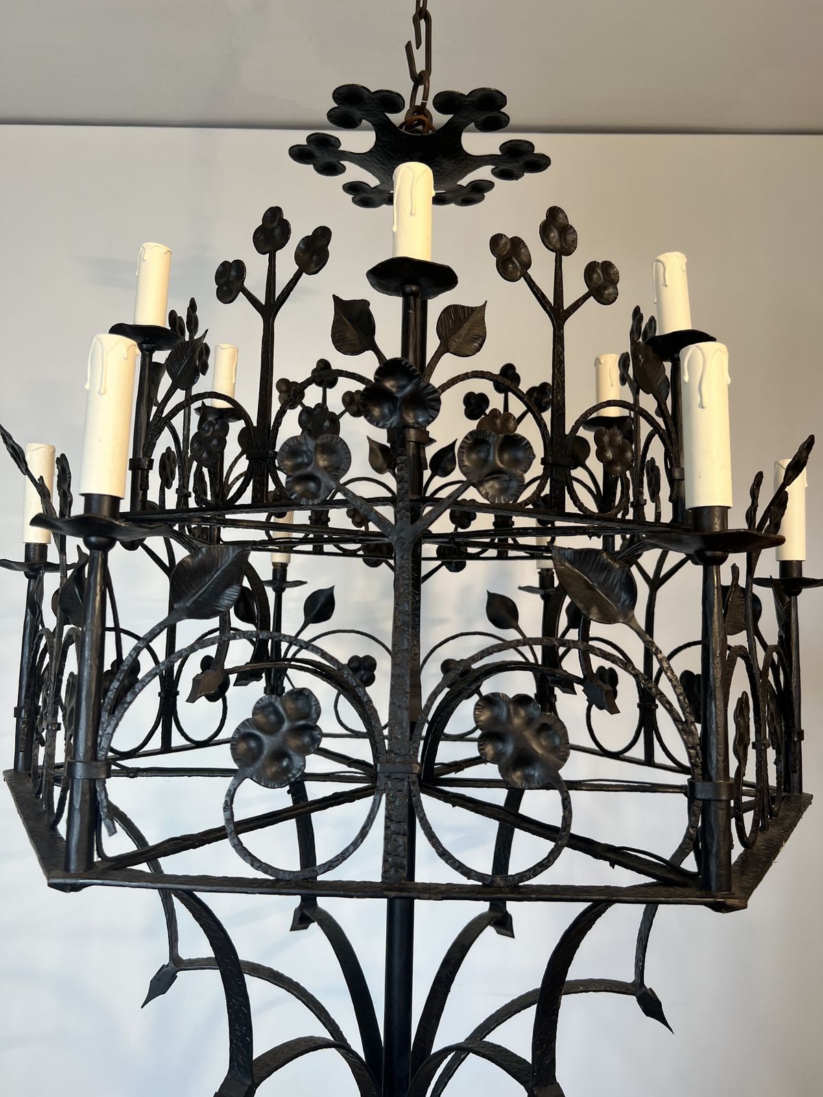 photo vintage Large 12 Light Wrought Iron Chandelier With Clover And Foliage Decorations