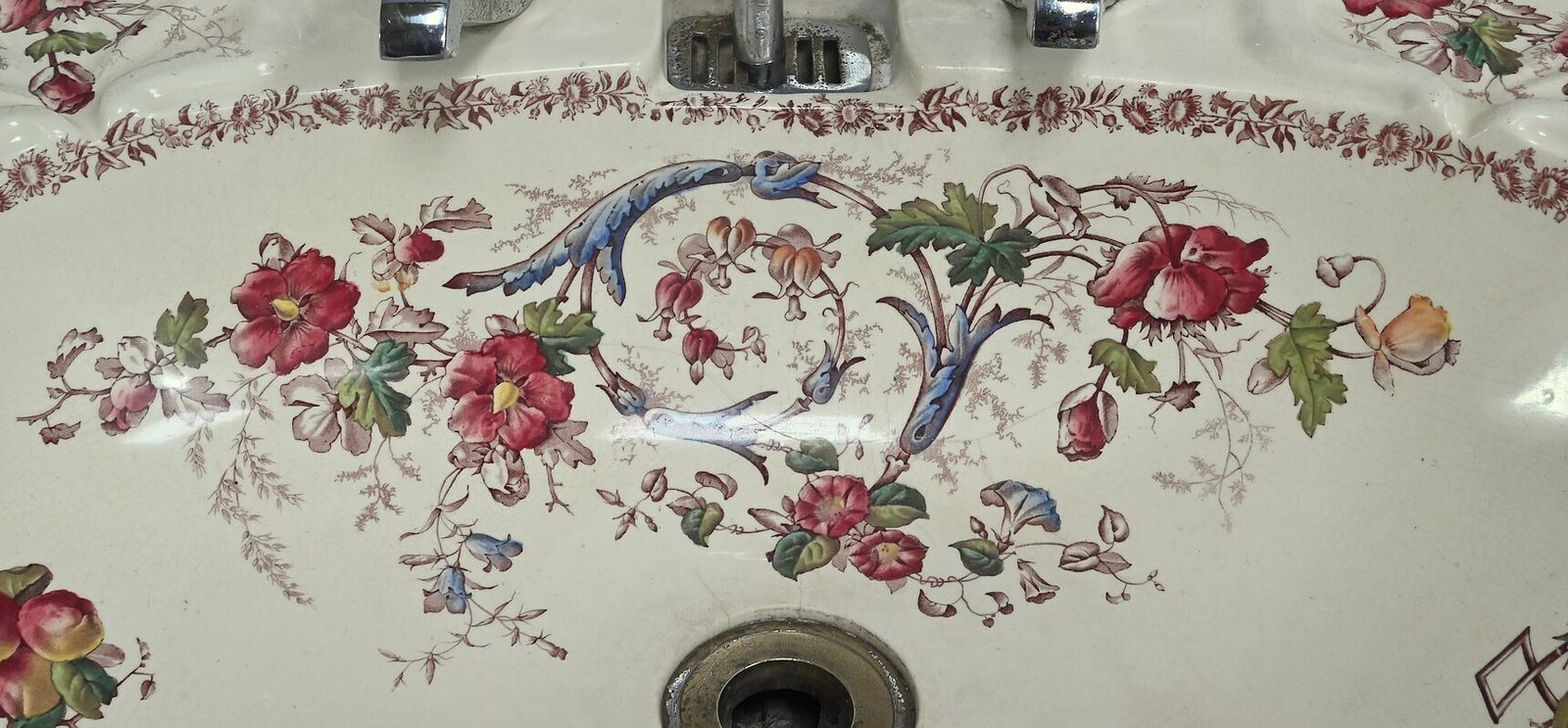 photo furniture Rare Art Nouveau English Porcelain Washbasin, Porcher Establishments – 1900