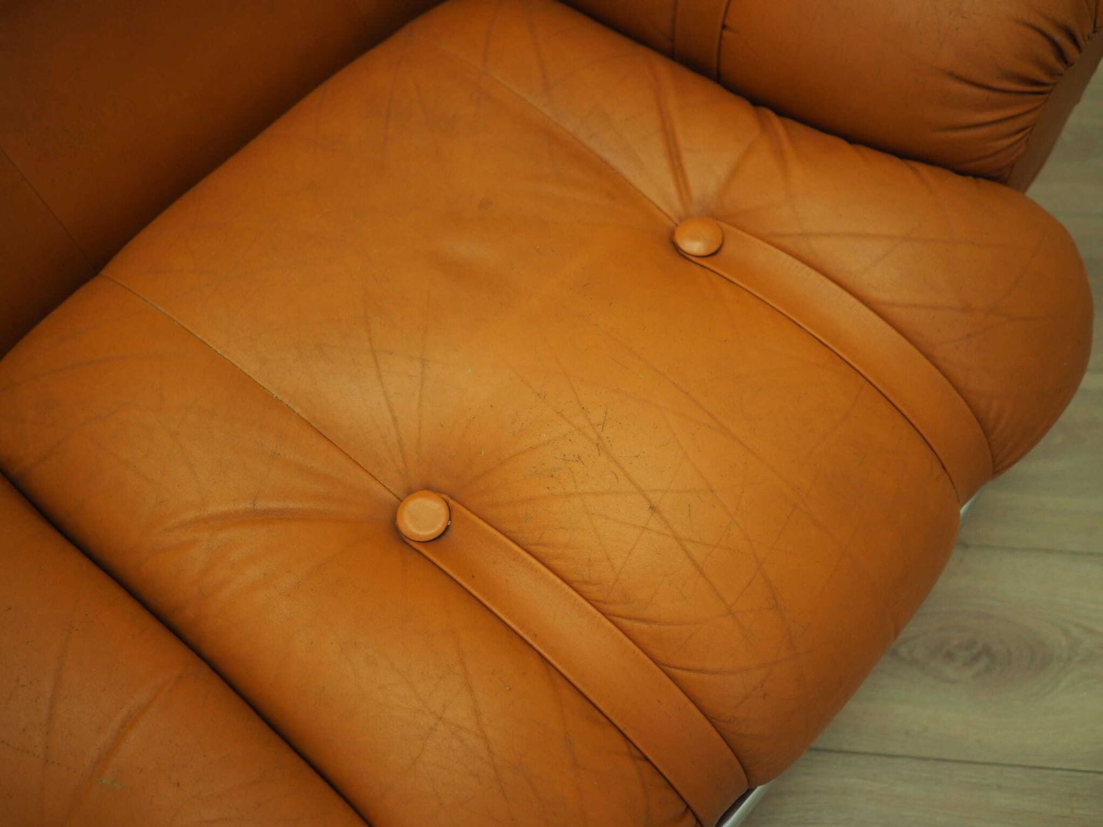 photo vintage Oranje bank, Space Age-design, jaren 1960, productie: Italië