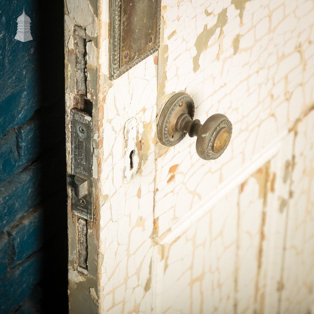 photo vintage Reclaimed 4 Panel Door – Cracked White Paint
