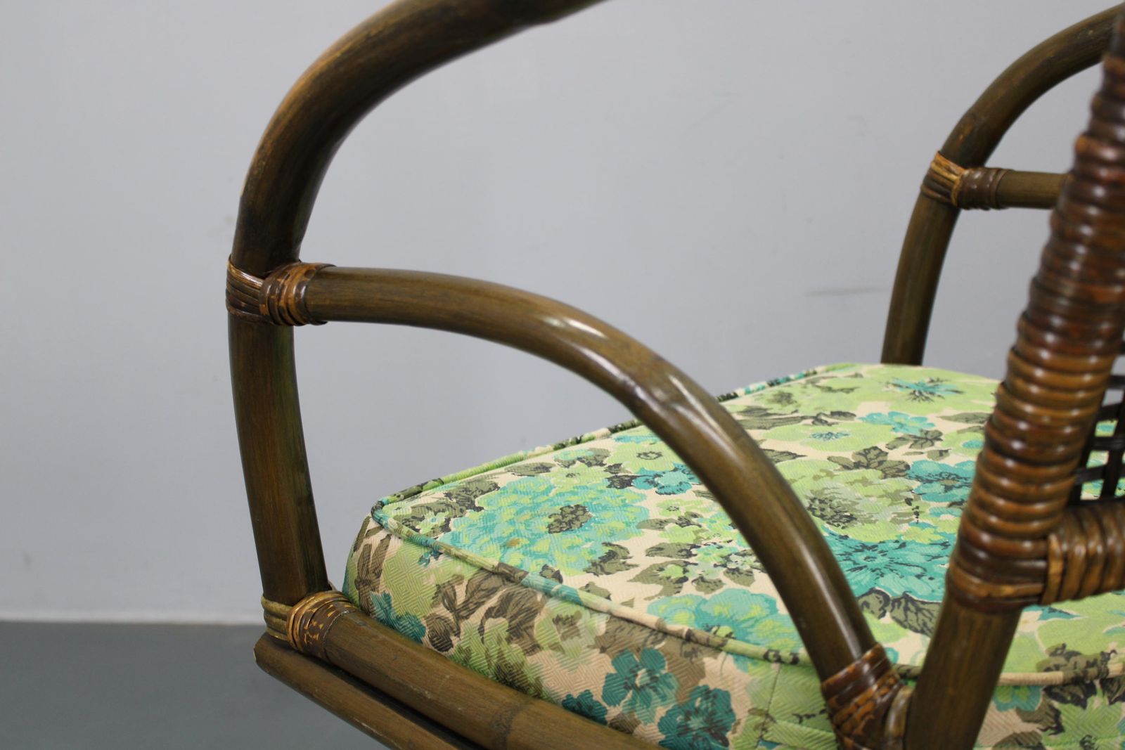 photo vintage 1980s Set Of Four Rattan Armchairs With Fabric Pillows