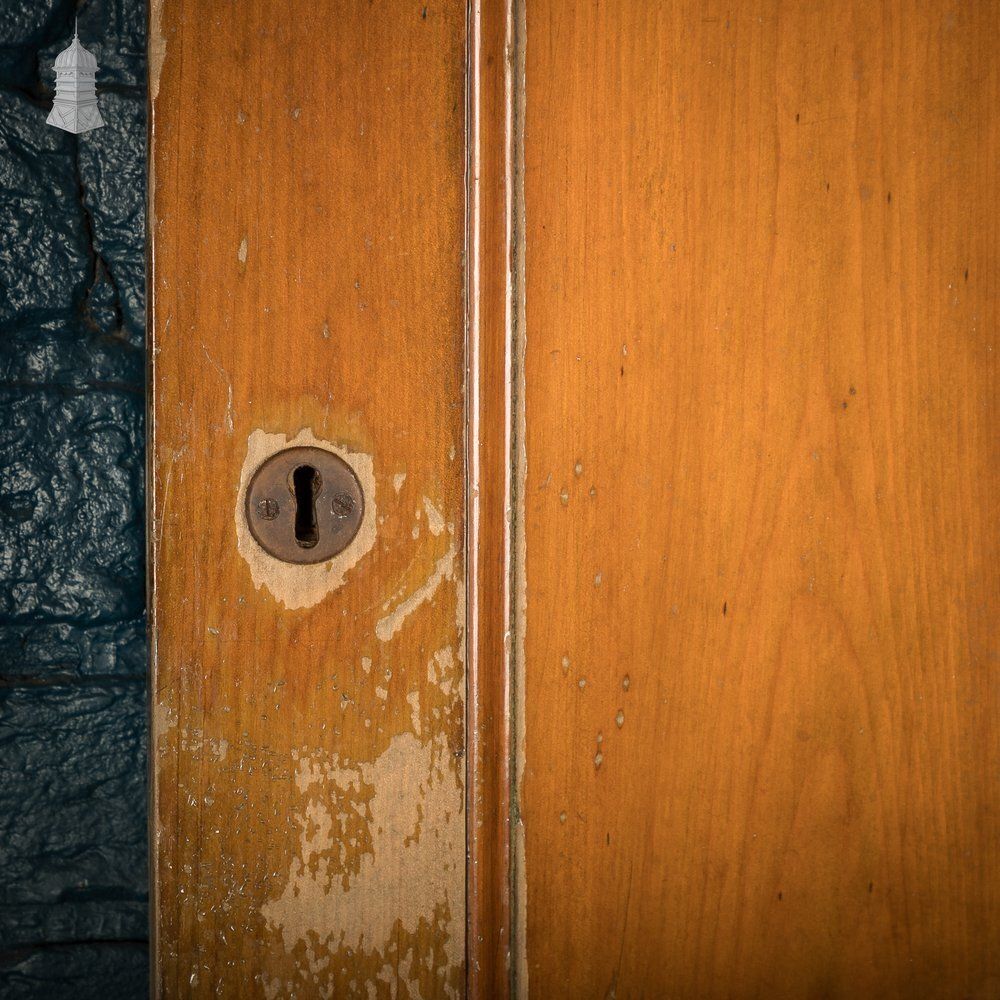 Moulded 5 Panel Wooden Door With A Varnished Finish photo vinterior