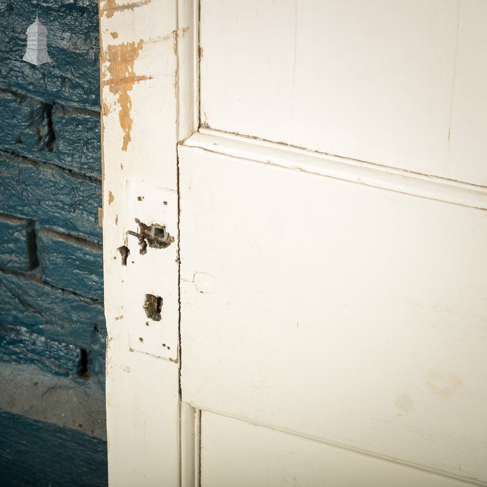 photo vinterior Moulded 4 Panel Door, Distressed White Painted Finish
