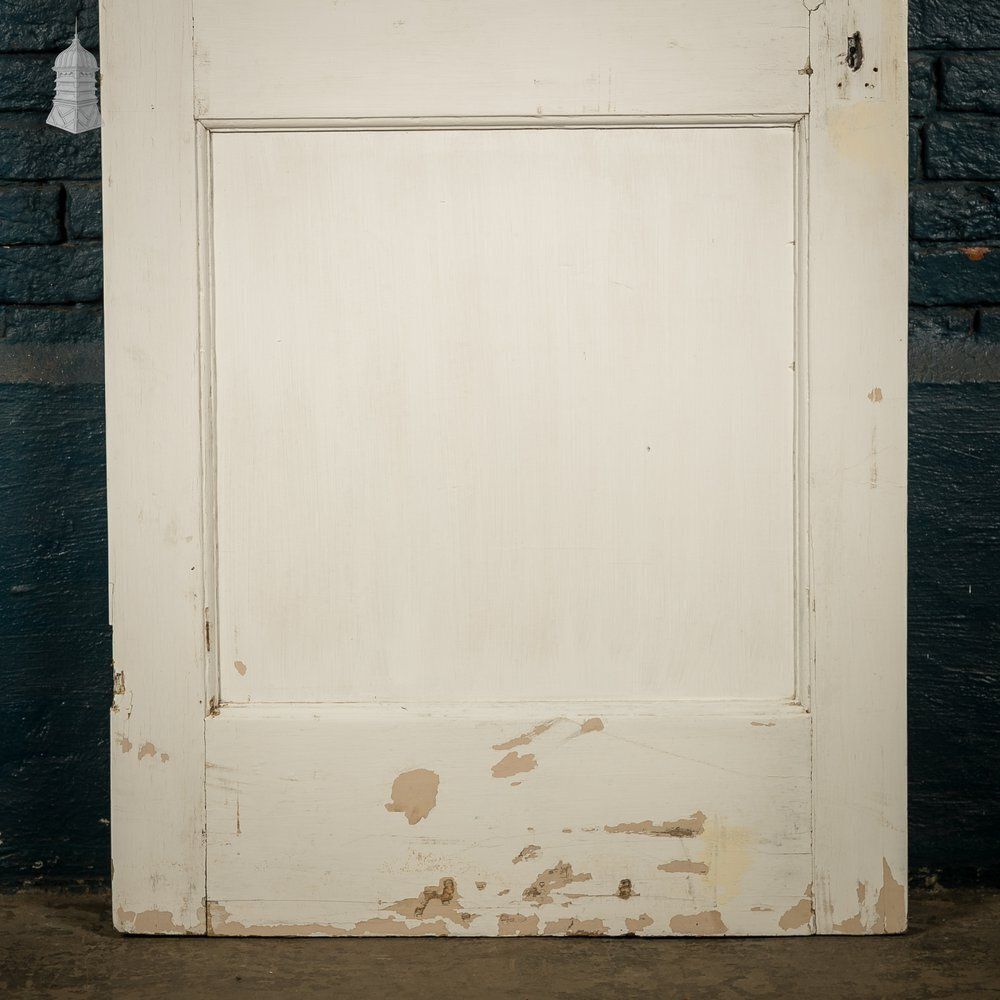 photo vinterior Moulded 4 Panel Door – Distressed White Paint