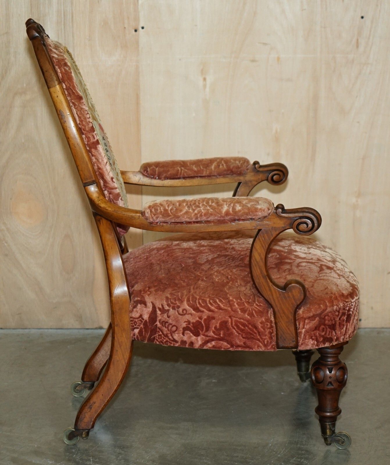 photo vintage Antique Pair Of C Hindley &Amp; Sons Armorial Coat Of Arms Crests French Armchairs
