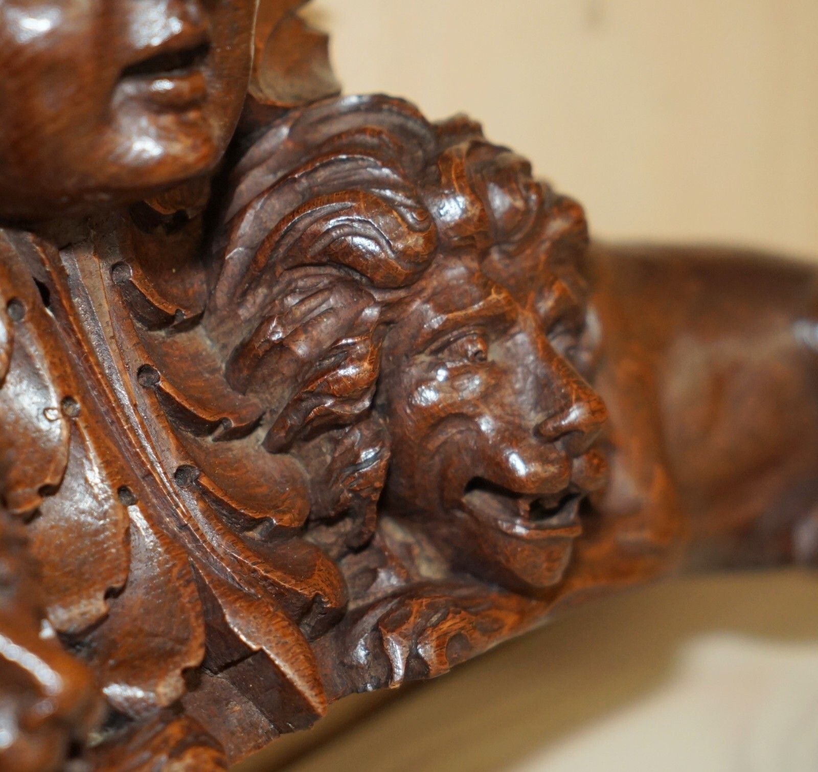 photo vintage Important 18th Century Circa 1720 Oak Carved Surmount Of Regal Lions &Amp; A Putti