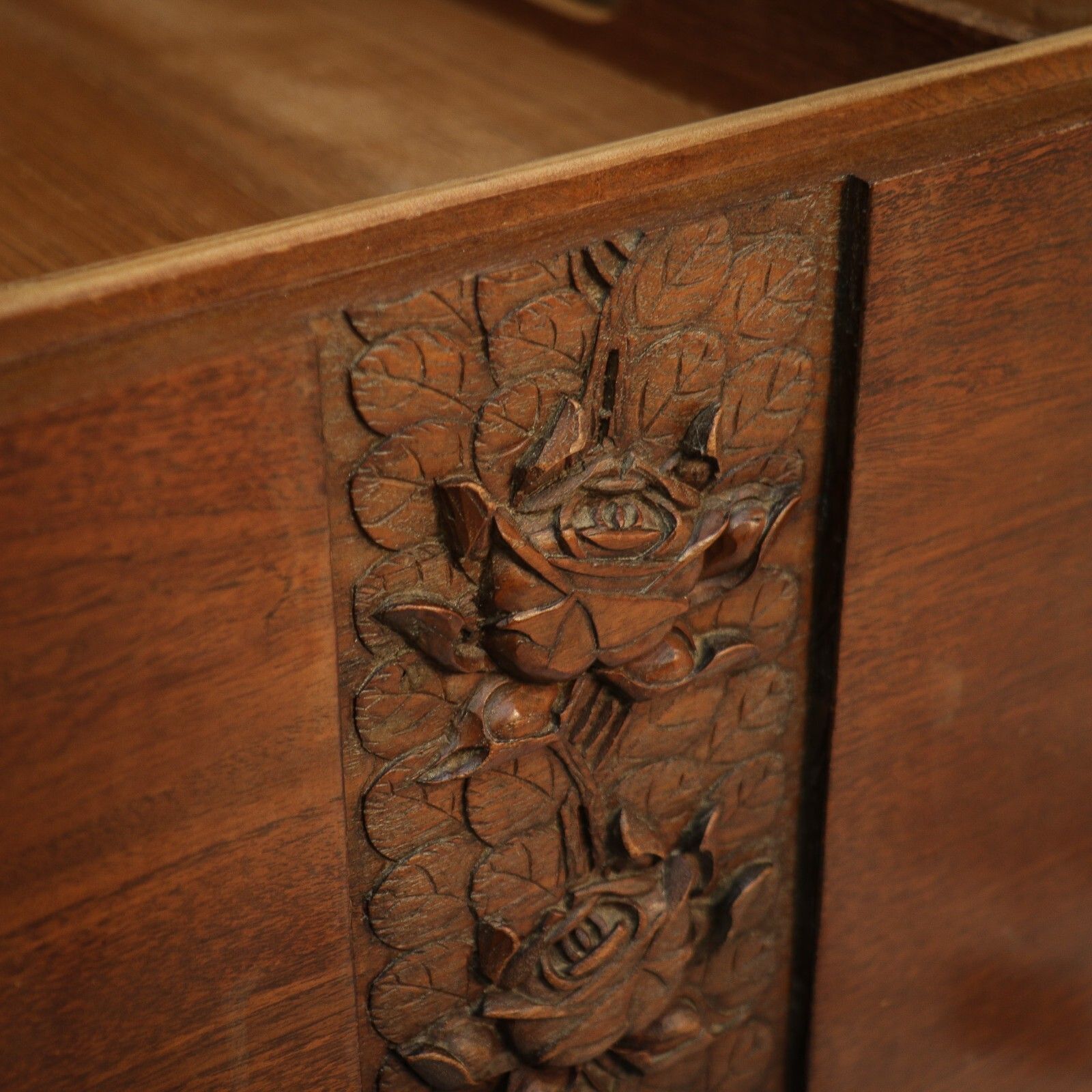 photo vintage Camphor Wood Chest Oriental Carved Linen Trunk