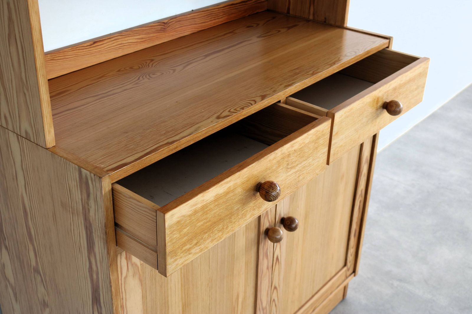 Vintage Dressoir | Wandkast | Grenen | Zweden photo buy