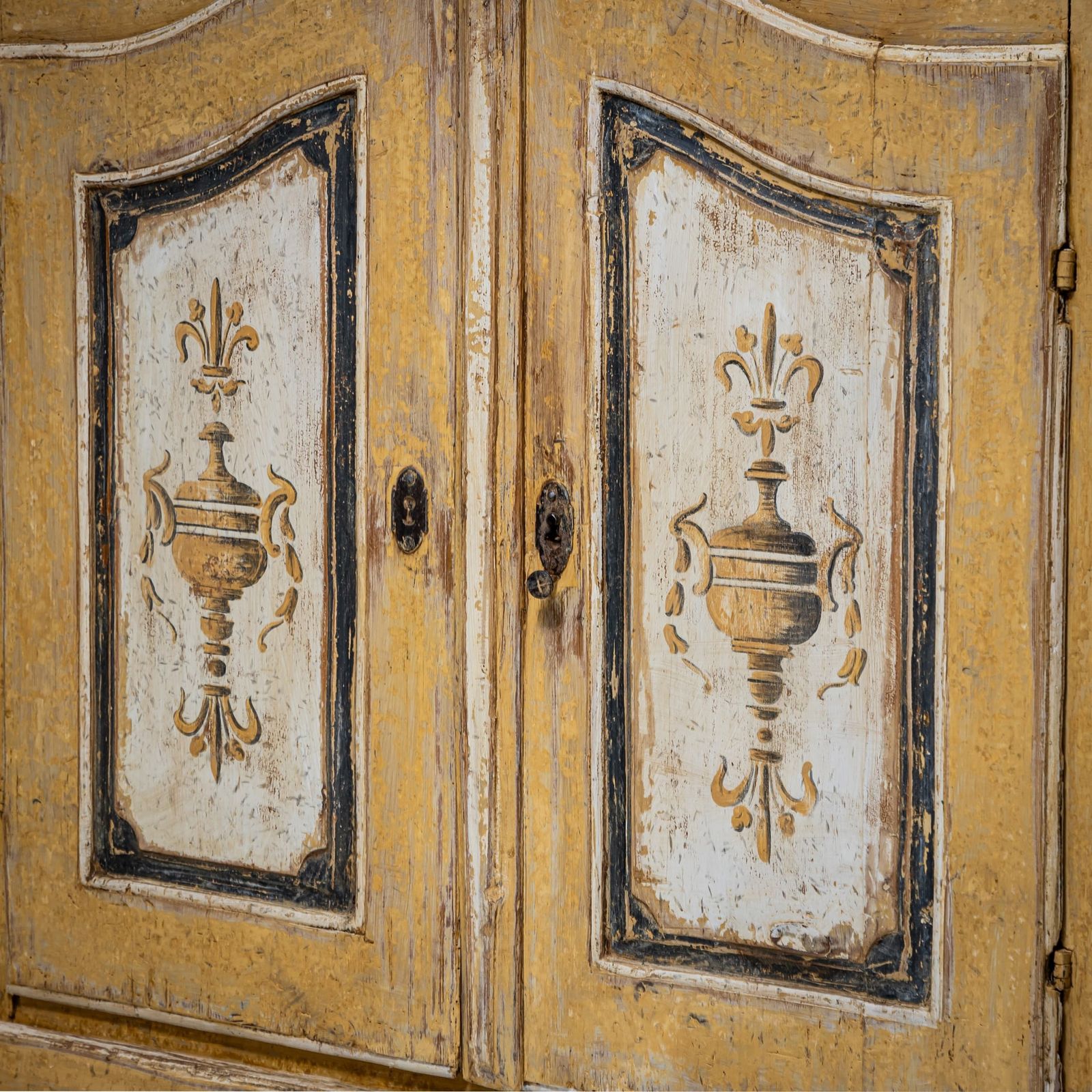 Yellow Baroque Sideboard, 18th Century photo Furniture
