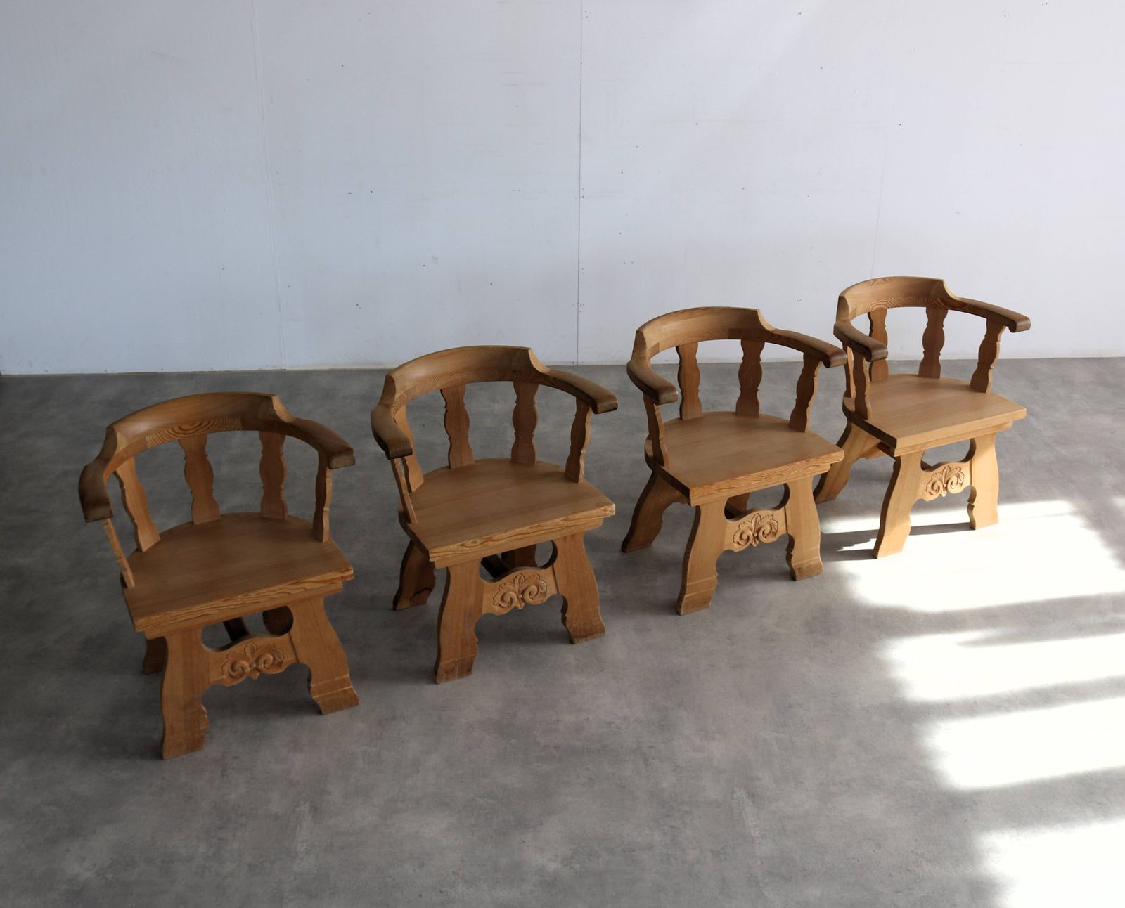 photo furniture Vintage Stoelen | Eetkamerstoelen | Brutalistisch | Zweeds