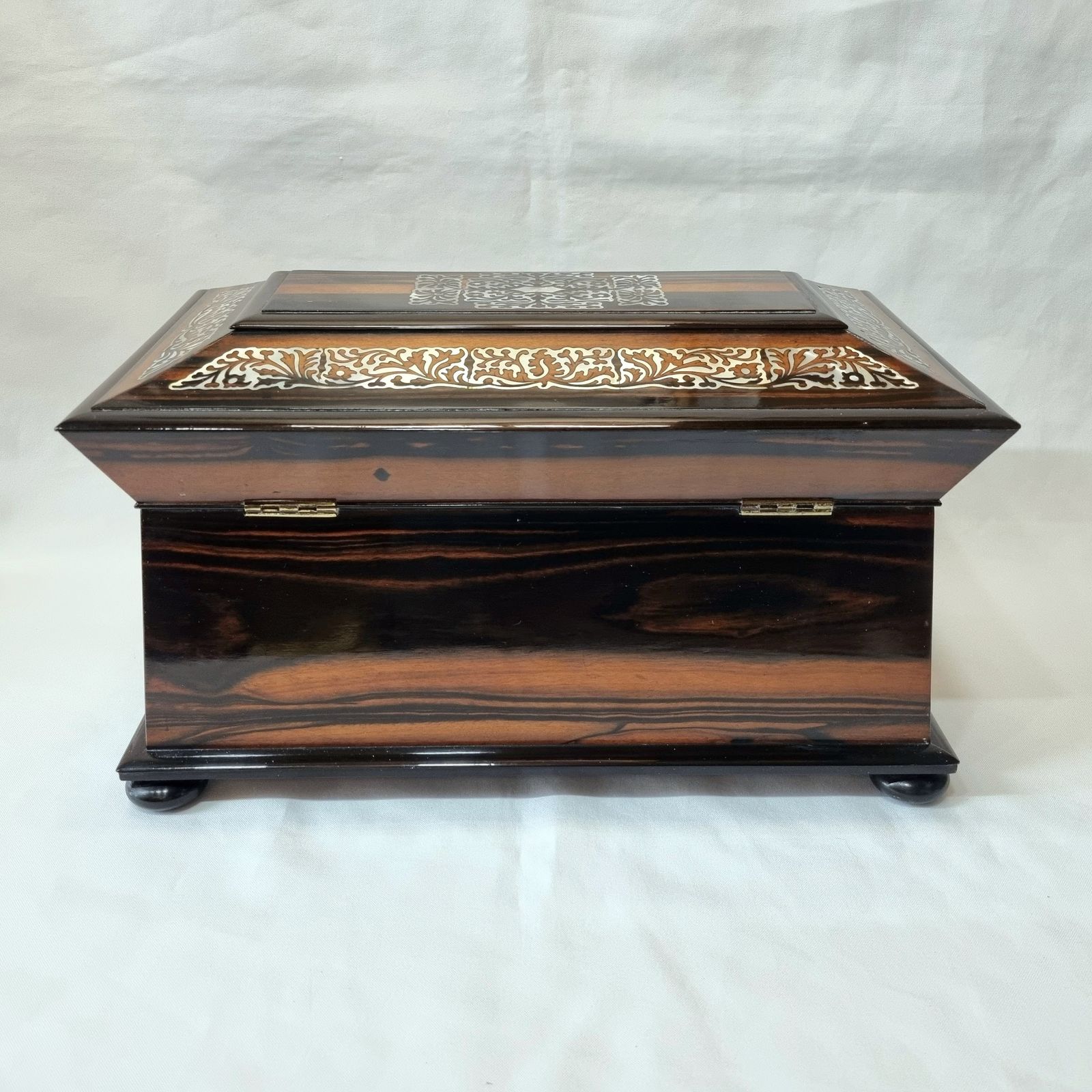 photo vinterior An Exceptionally Fine Quality And Eye Catching Coromandel Tea Caddy Of Large Size & Sarcophagus Shape, Profusely Inlaid With Mother Of Pearl.