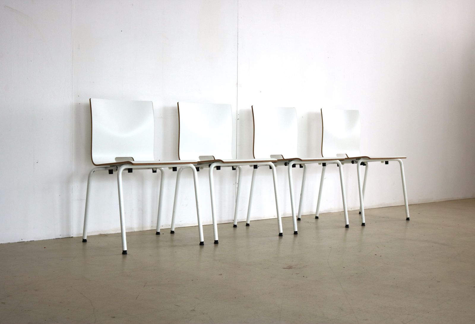 Set Van 4 Industriële Stapelstoelen photo Meubels