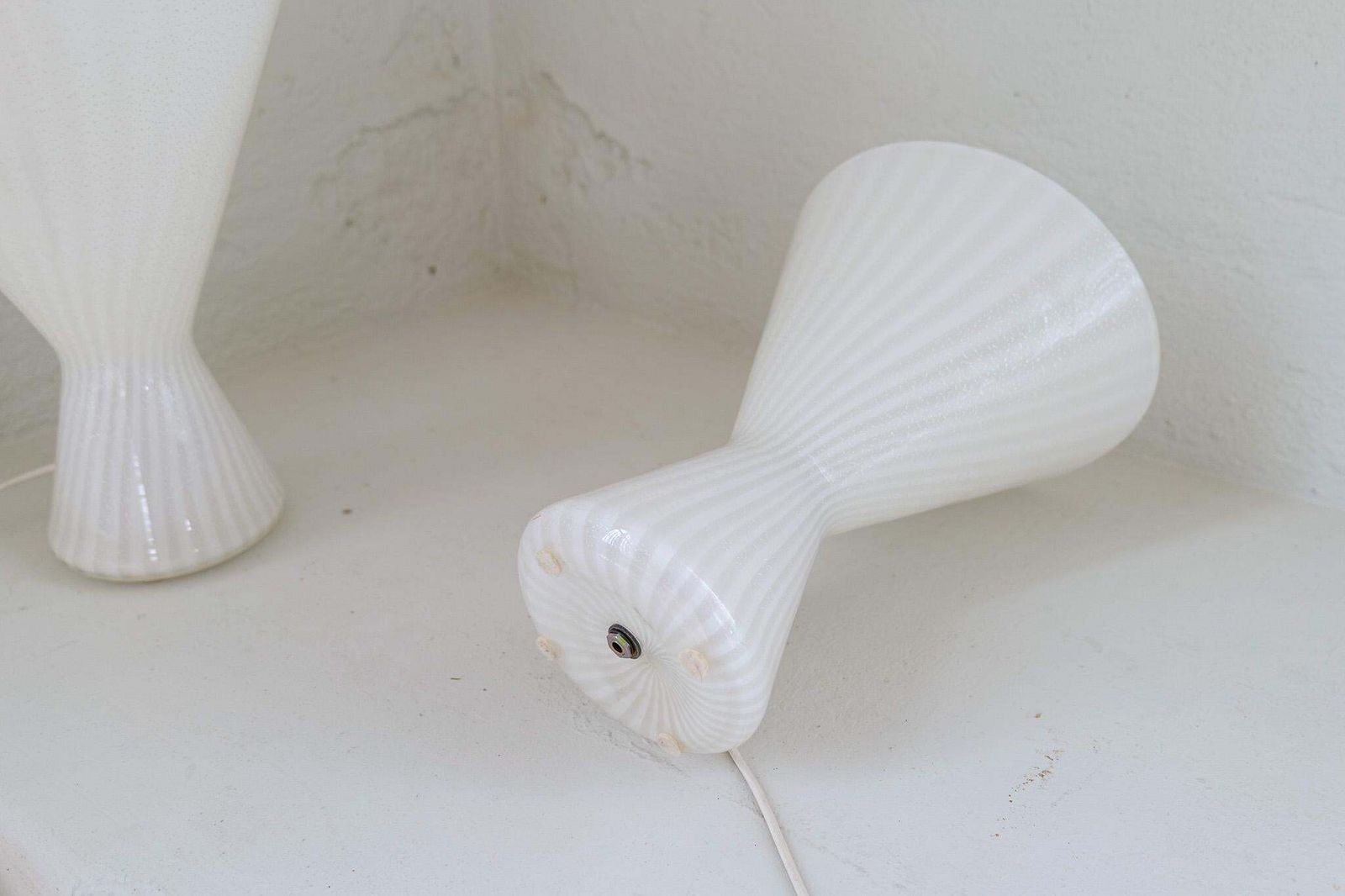 photo vinterior Pair Of Large Large Classic White Murano Table Lamps Italy 1970s