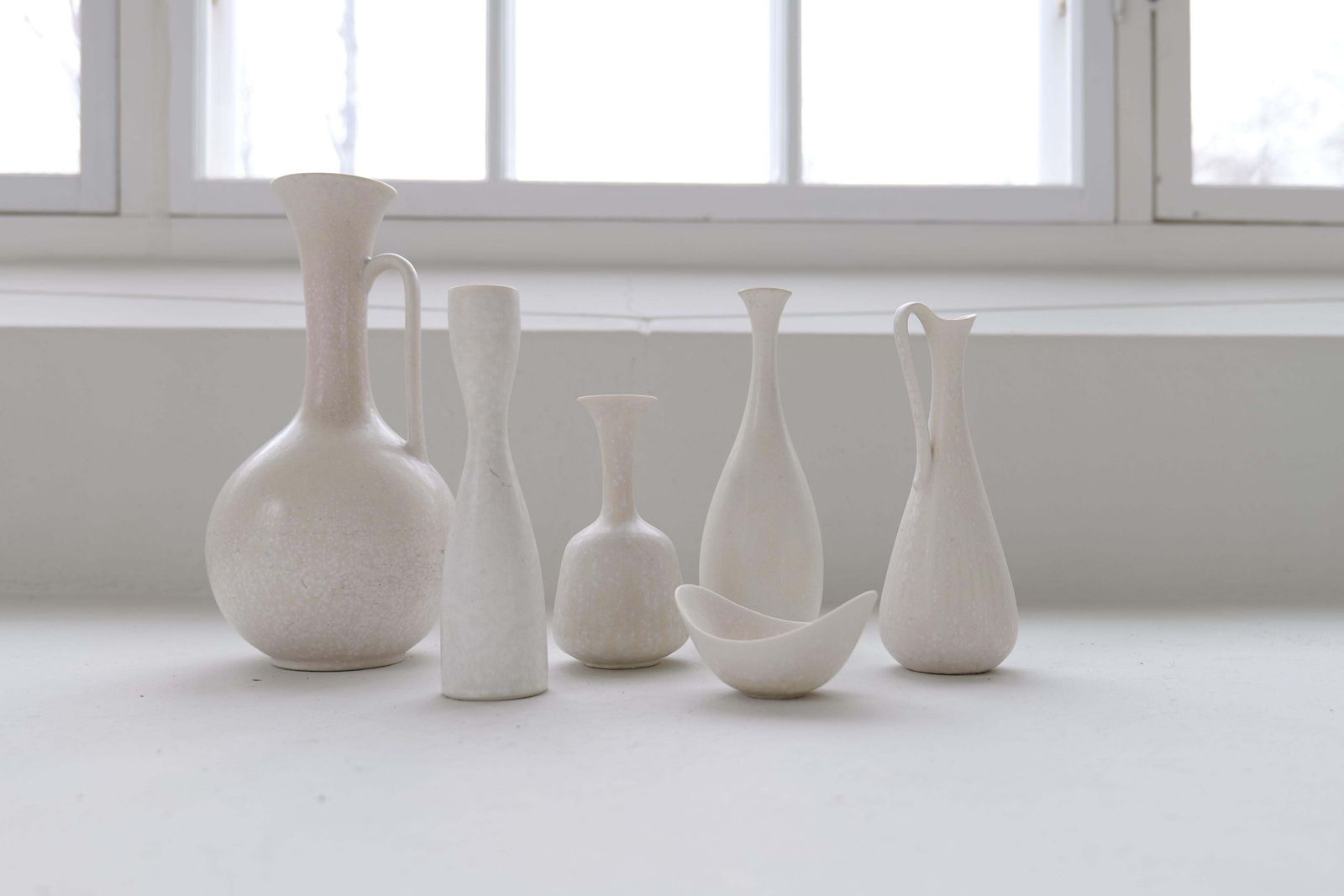 Midcentury Modern Groupe Of 6 White And Grey Vessels Rörstrand Sweden 1950 photo vinterior