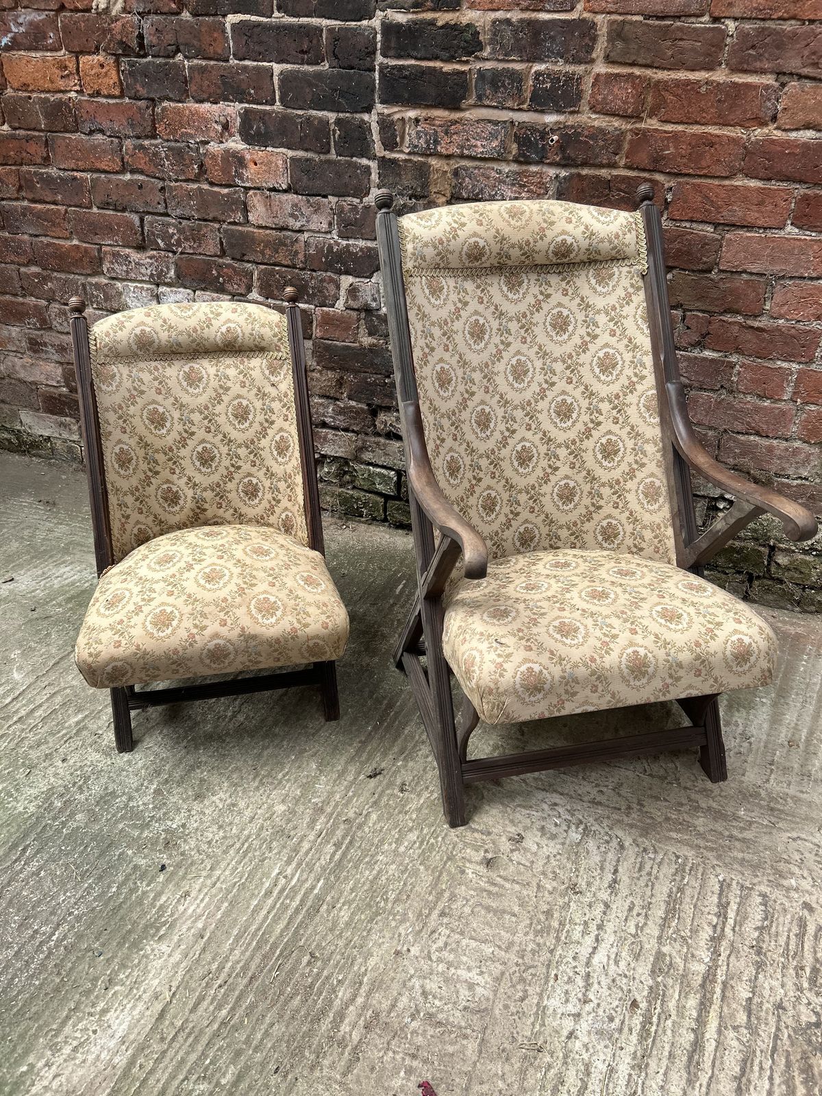 photo vinterior Ladies And Gentleman's 1900's Steamer Easy Chairs