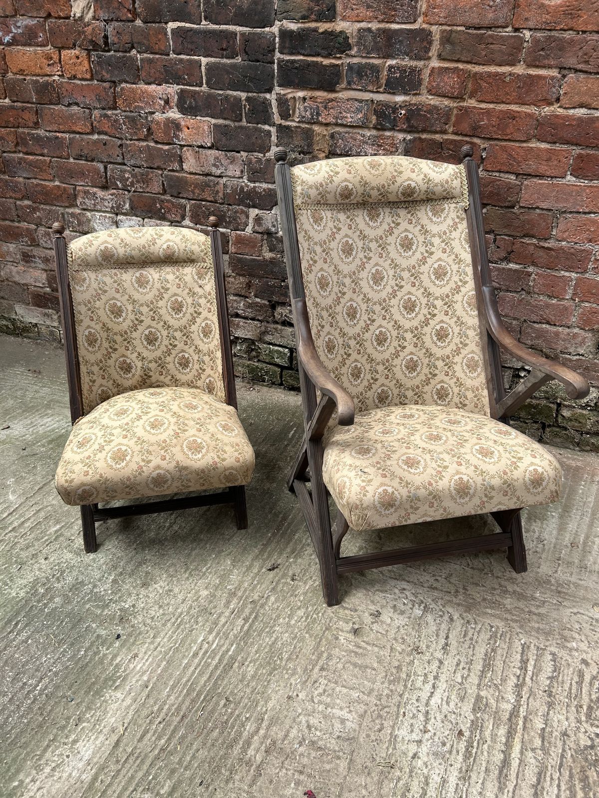 photo vintage Ladies And Gentleman's 1900's Steamer Easy Chairs