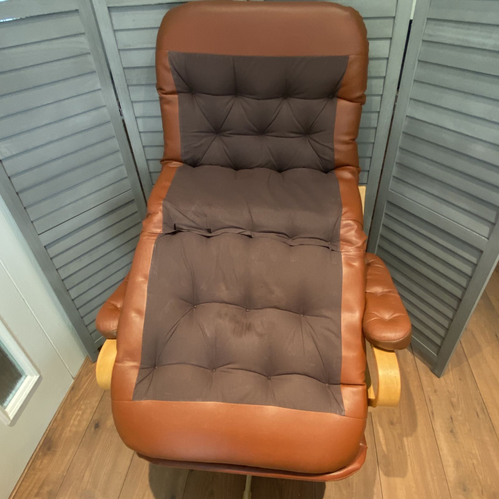 photo furniture Mcm Vintage Homa 70s Brown Swivel Lounge Chair Leather Tufted Bentwood Arms