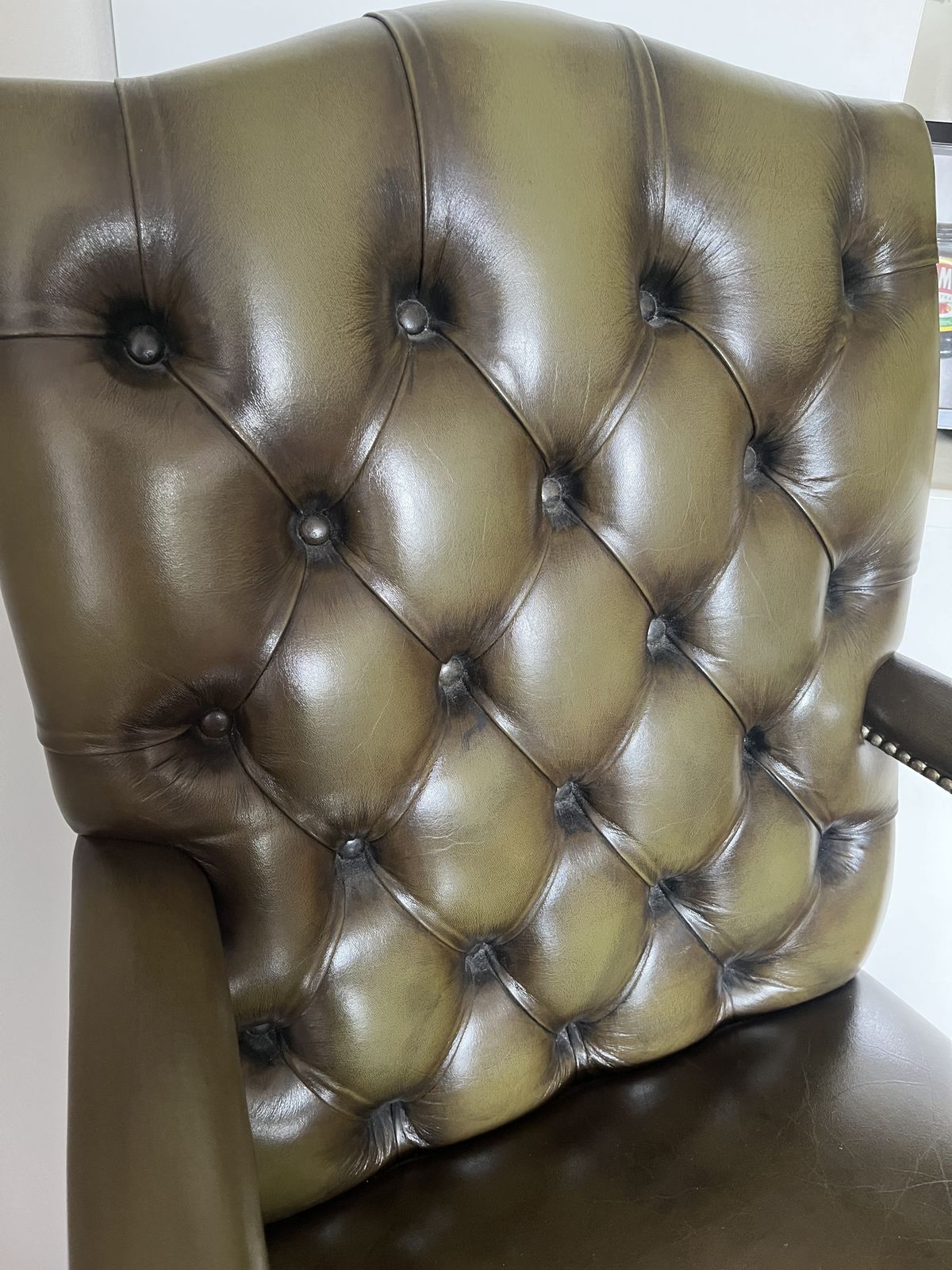 Exceptional Vintage Dark Green Leather Gainsborough Carver Armchair With Classic Chesterfield Buttoning photo 300.0