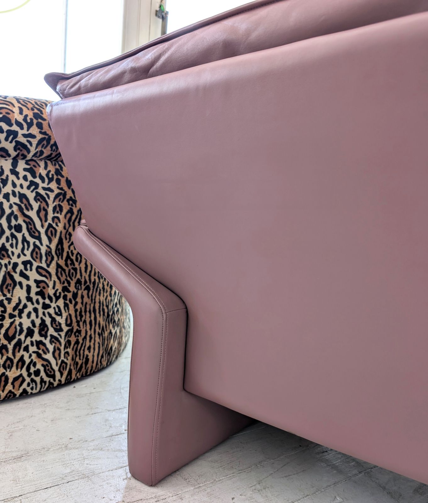 Angular Post Modern Vintage  Pink / Mauve Leather Armchair By Brayton, USA 1980s photo 1080.0