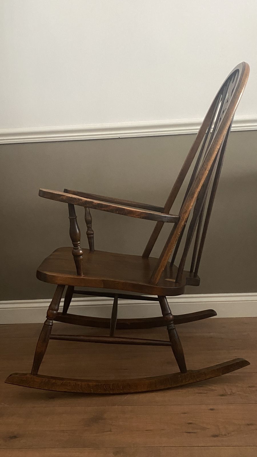 Vintage Wheel Back Rocking Chair Oak Wooden Dark Stain Farmhouse Cottage photo 180.0