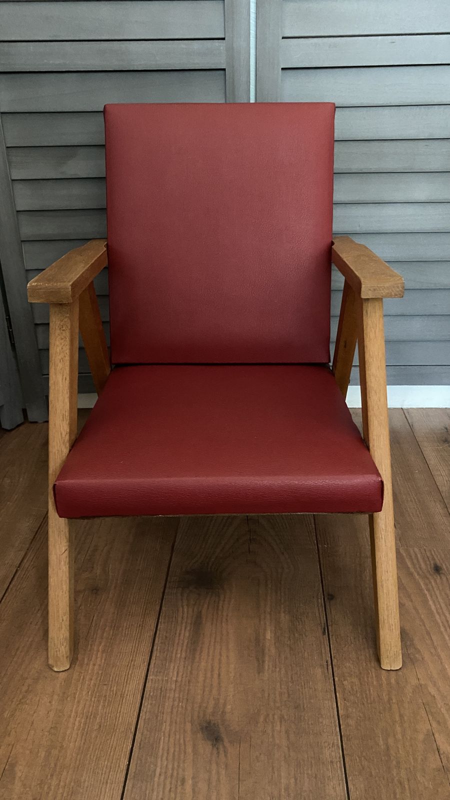 photo furniture Vintage Mcm Danish Style Childs Chair Small Wooden Frame Lounge Red Vinyl