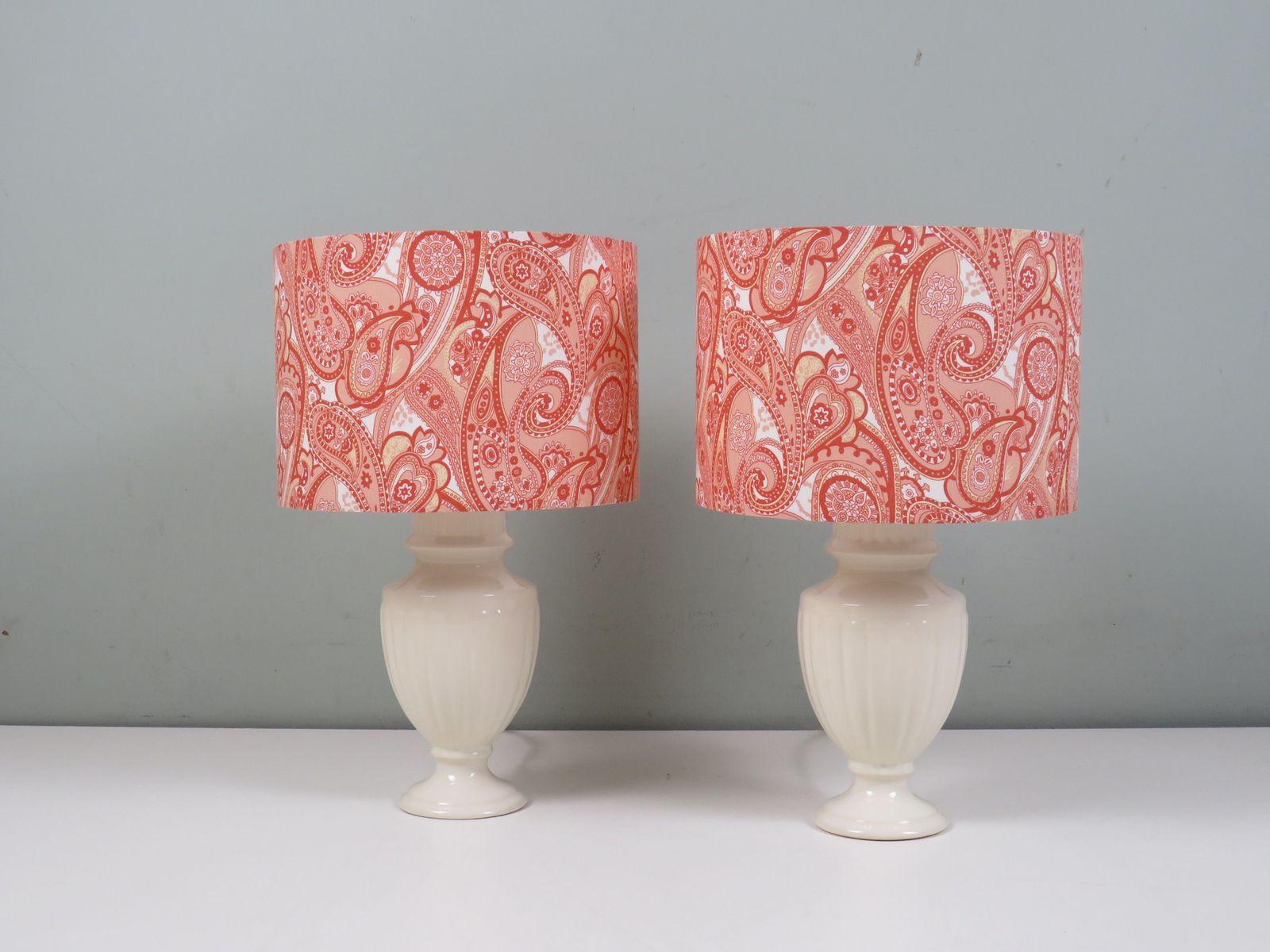 photo furniture Set Of 2 Vintage Ceramic Bedside Lamps With Lampshades With Paisley Motif.