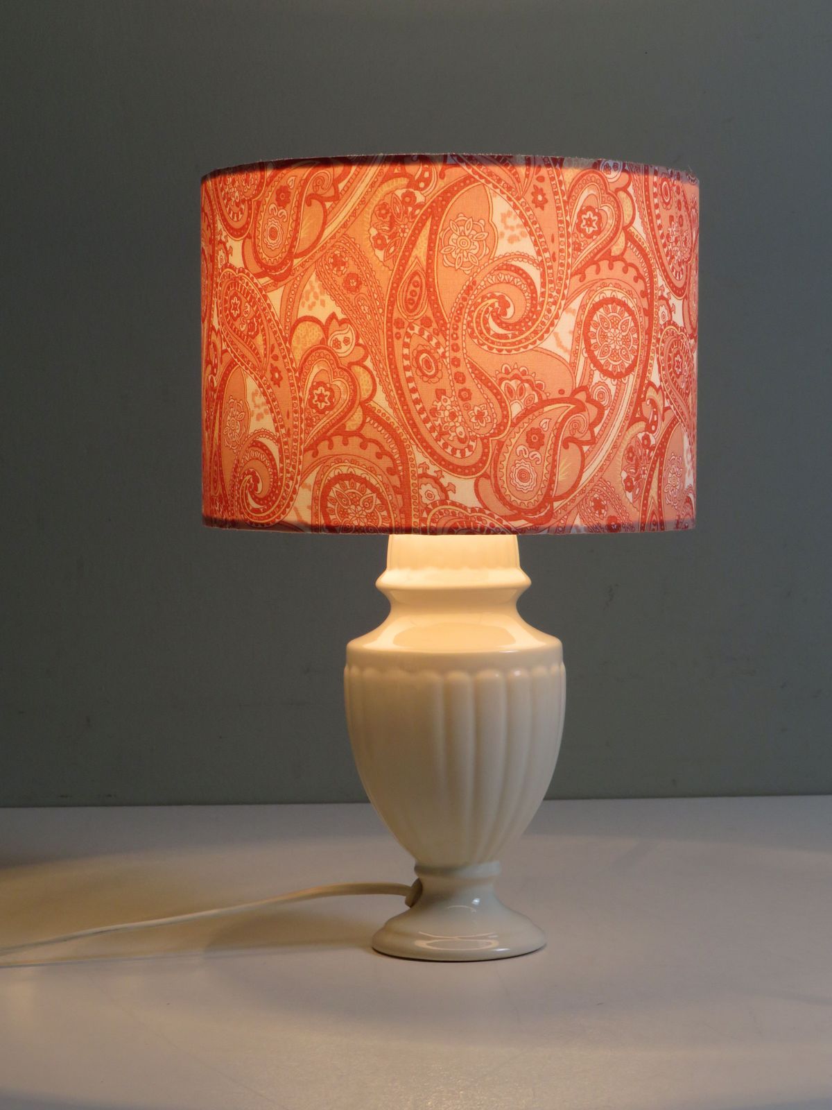 photo vinterior Set Of 2 Vintage Ceramic Bedside Lamps With Lampshades With Paisley Motif.