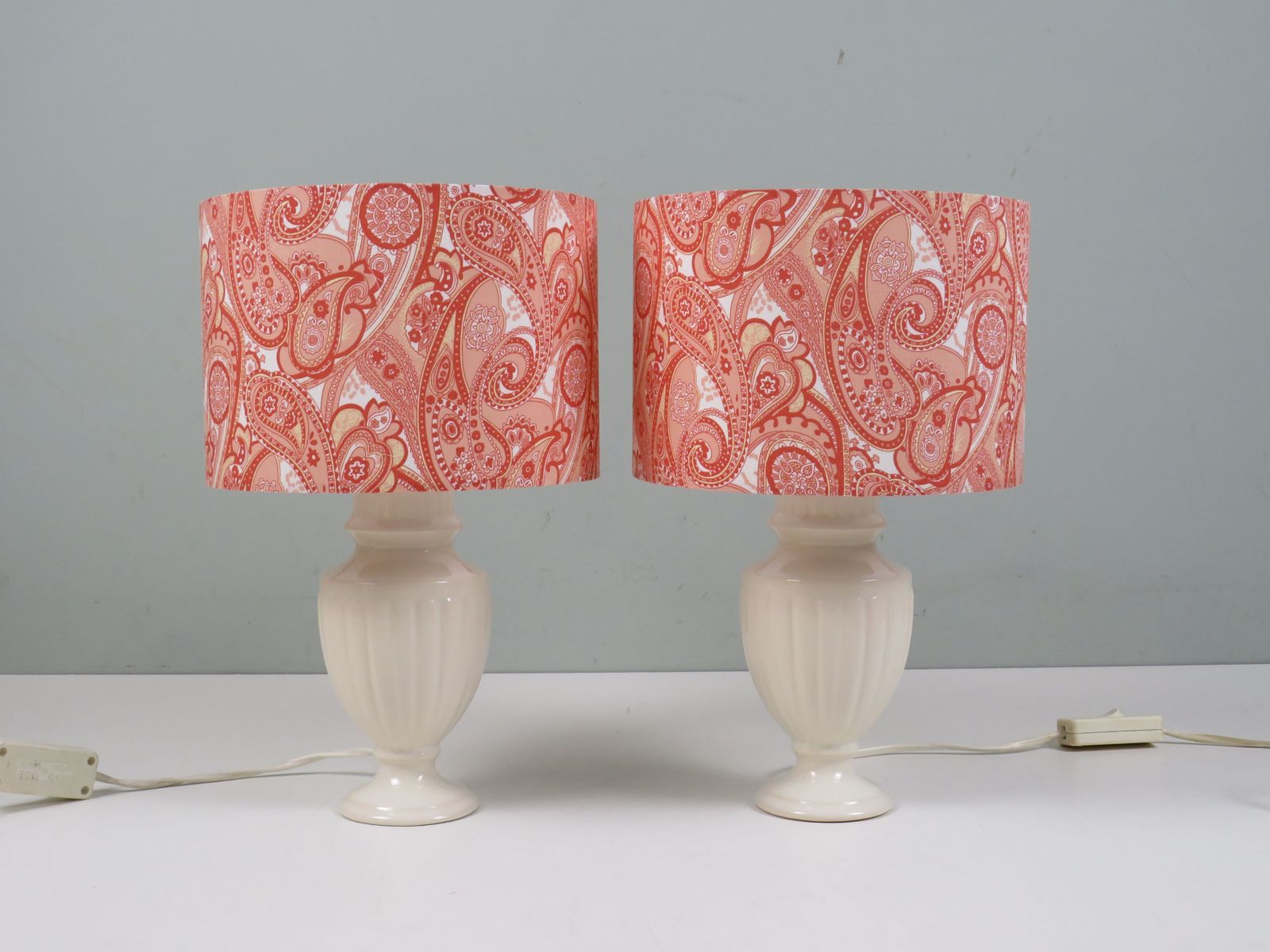 photo vintage Set Of 2 Vintage Ceramic Bedside Lamps With Lampshades With Paisley Motif.