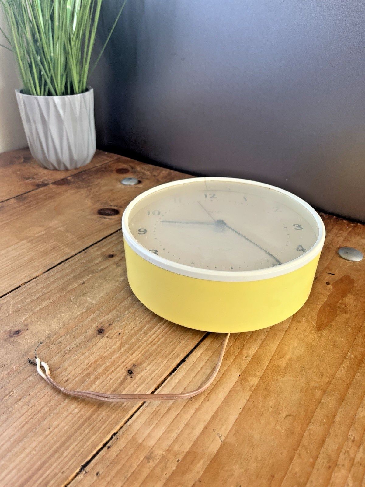 photo furniture Mid Century 50s Yellow Smiths Sectric Wall Clock Kitchen Office Prop Not Working
