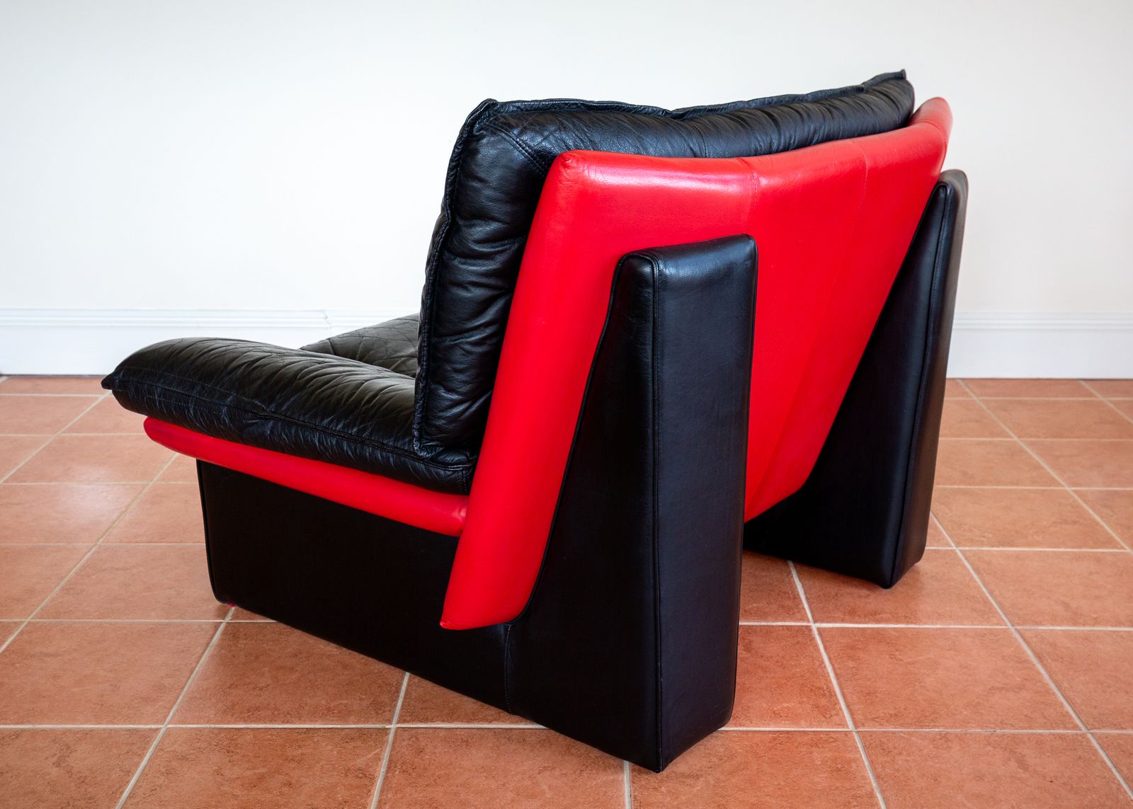 Italian Designer Leather Lounge Chair 1980s Nicoletti Salotti For Avanti Ambassador Chair Postmodern Memphis Style Two Tone Black Leather Red Leather photo for sale