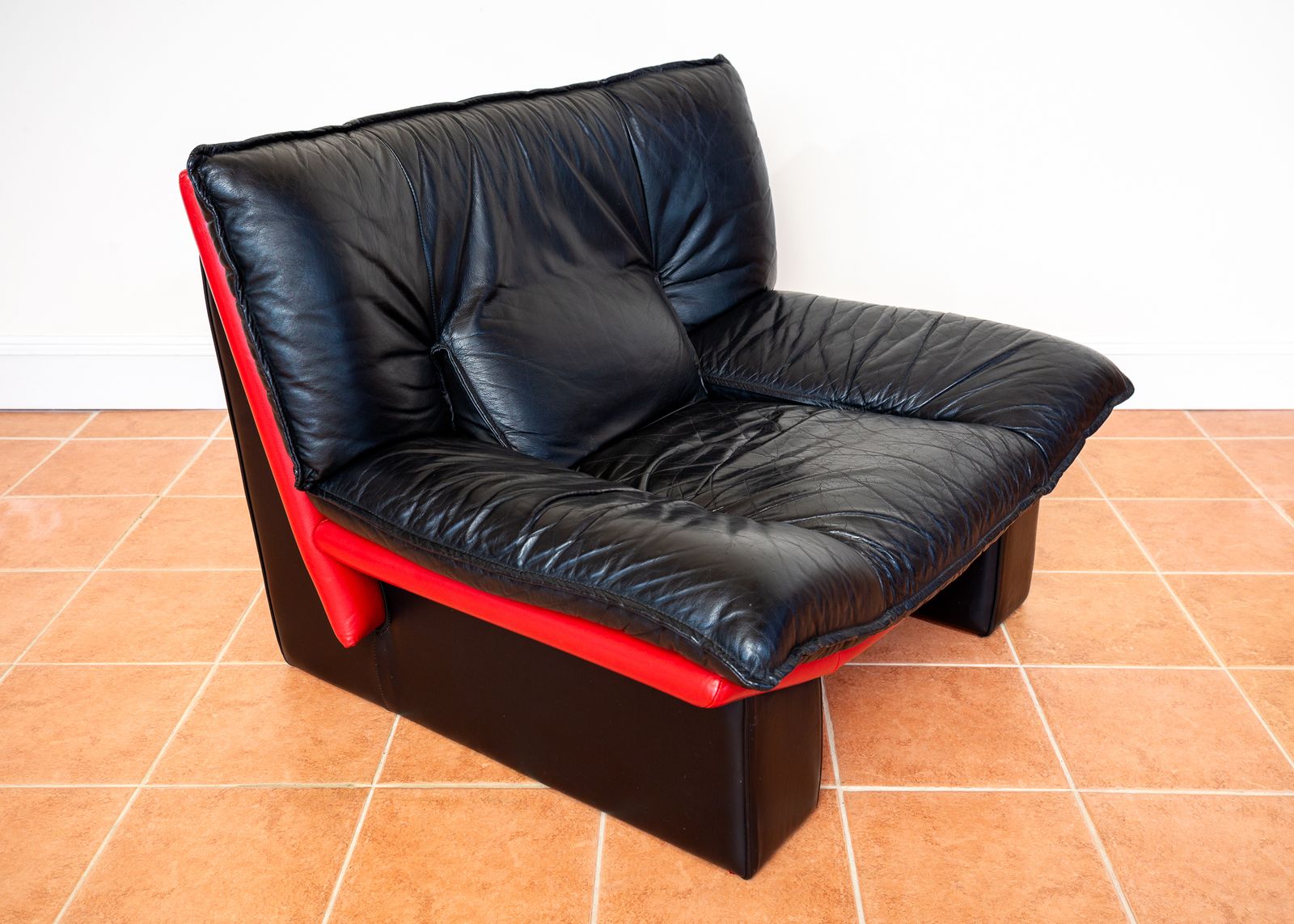 photo for sale Italian Designer Leather Lounge Chair 1980s Nicoletti Salotti For Avanti Ambassador Chair Postmodern Memphis Style Two Tone Black Leather Red Leather