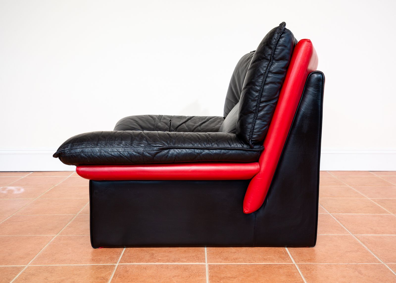 Italian Designer Leather Lounge Chair 1980s Nicoletti Salotti For Avanti Ambassador Chair Postmodern Memphis Style Two Tone Black Leather Red Leather photo vinterior