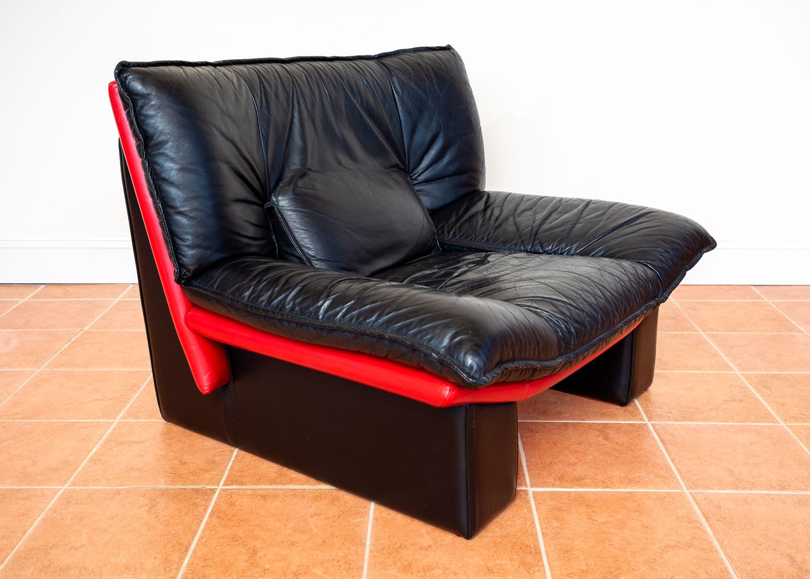 Italian Designer Leather Lounge Chair 1980s Nicoletti Salotti For Avanti Ambassador Chair Postmodern Memphis Style Two Tone Black Leather Red Leather photo furniture