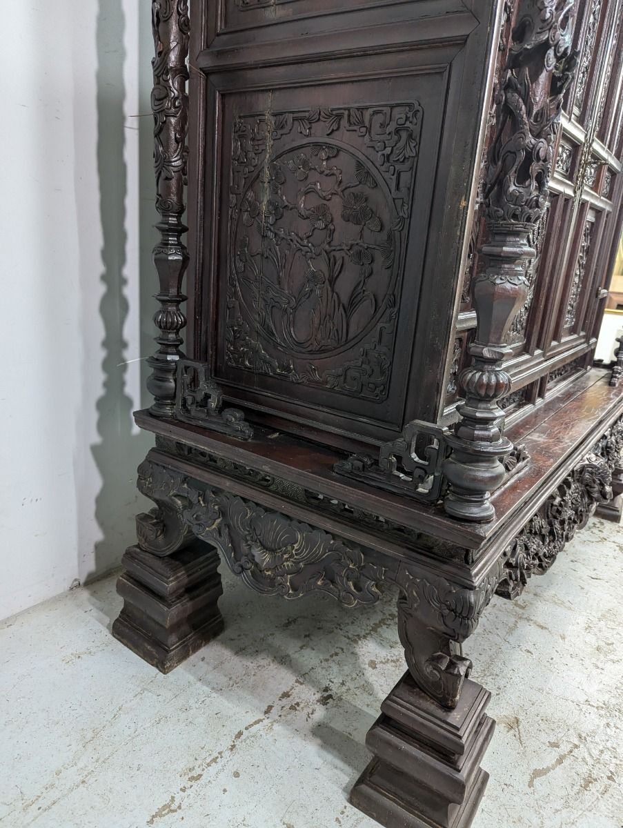 photo vinterior Large Indochinese Cabinet With Exotic Wood Dragon Decoration