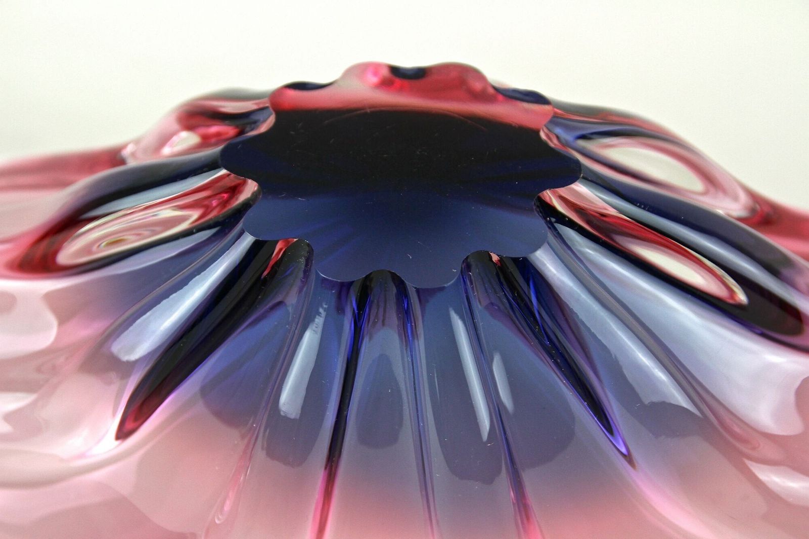 photo vinterior 20th Century Murano Sommerso Glass Bowl, Pink/ Purple/ Blue, Italy Ca. 1960/70