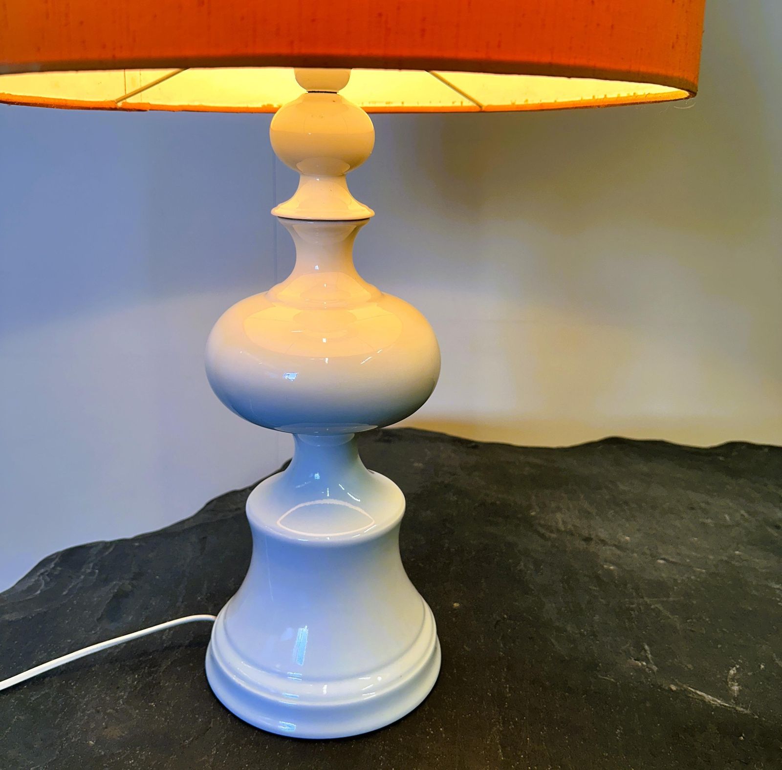 Mid Century Keramische Deense Tafellamp Met Oranje Kap, Jaren 1970. Denemarken photo vinterior