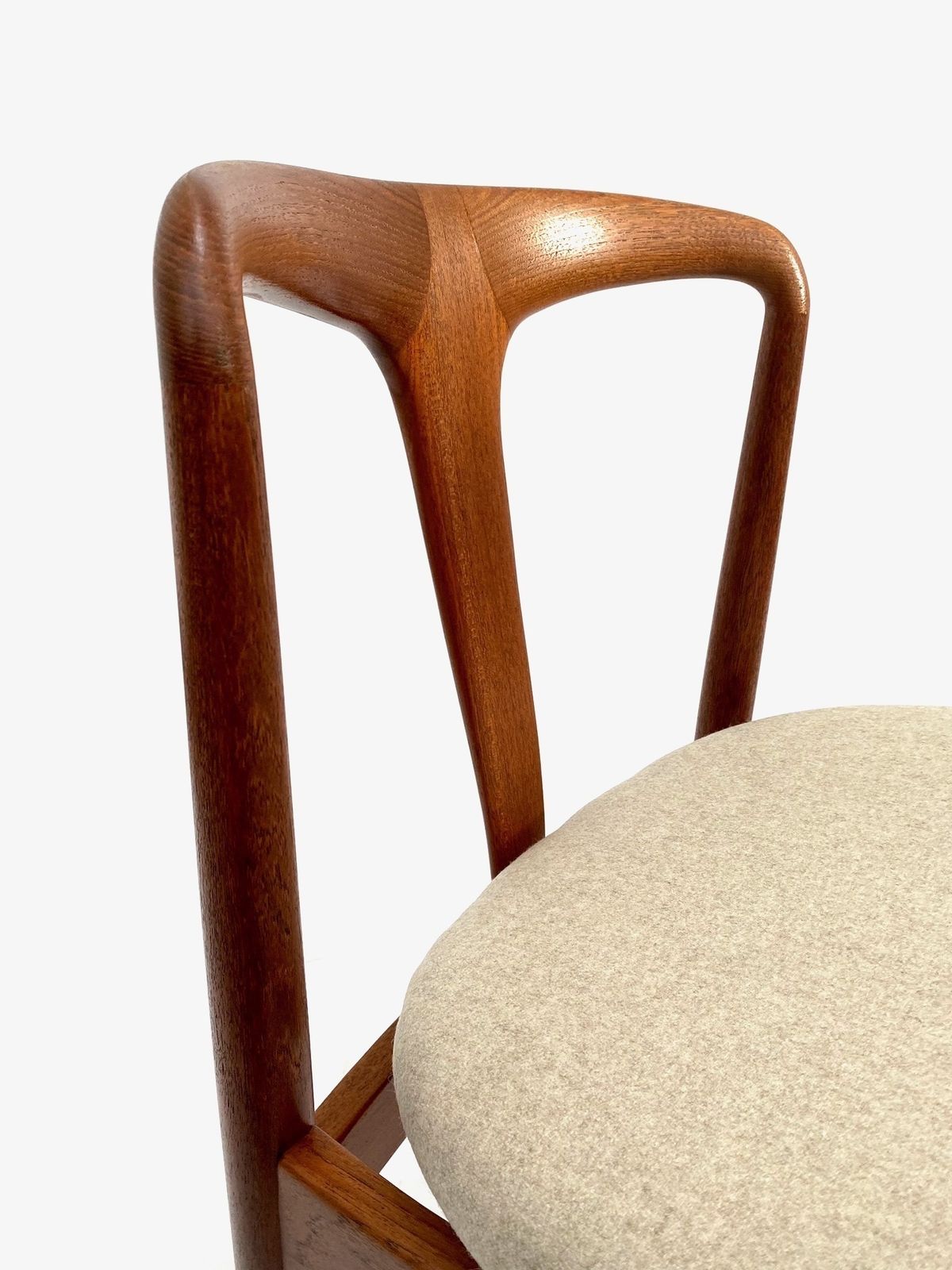 photo vinterior Danish Johannes Andersen Set Of 6 Model 'Juliane' Teak And Cream Wool Dining Chairs For Vamo Sønderborg Mid Century 1960s