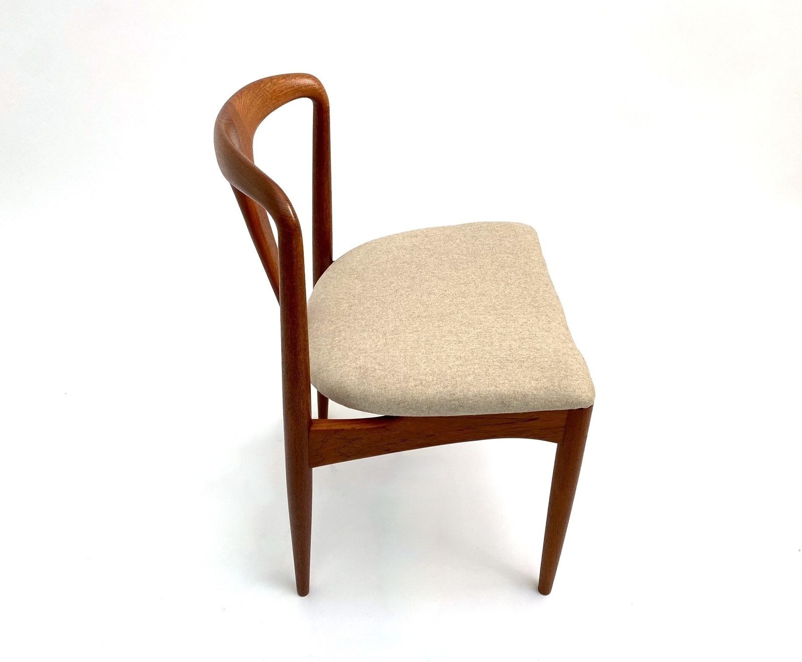 photo vintage Danish Johannes Andersen Set Of 6 Model 'Juliane' Teak And Cream Wool Dining Chairs For Vamo Sønderborg Mid Century 1960s