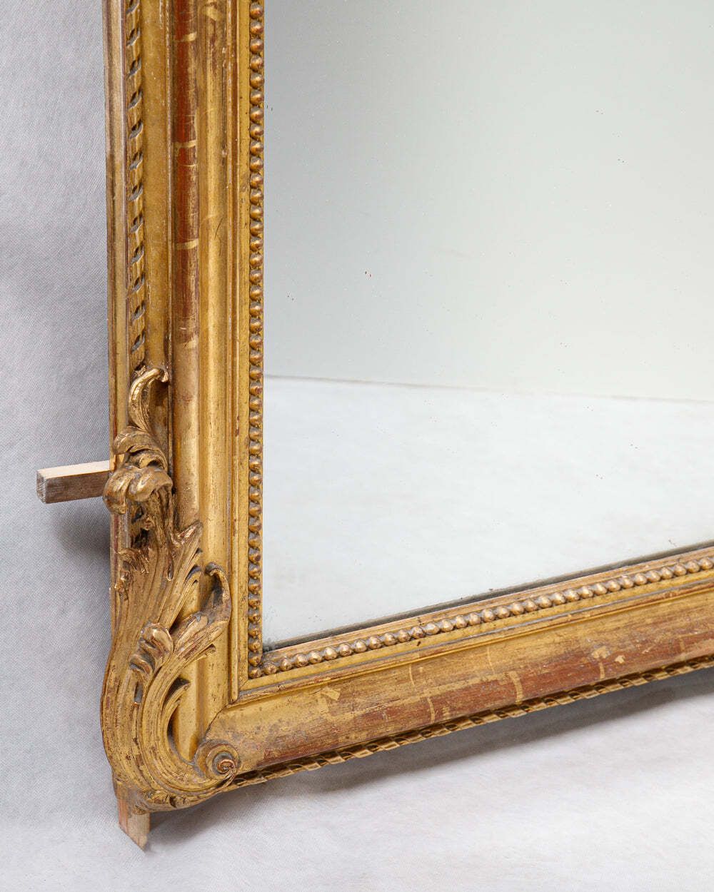 Majestueuze Louis Philippe Spiegel Uit De 19e Eeuw Met Schelpenbekroning photo Woonaccessoires