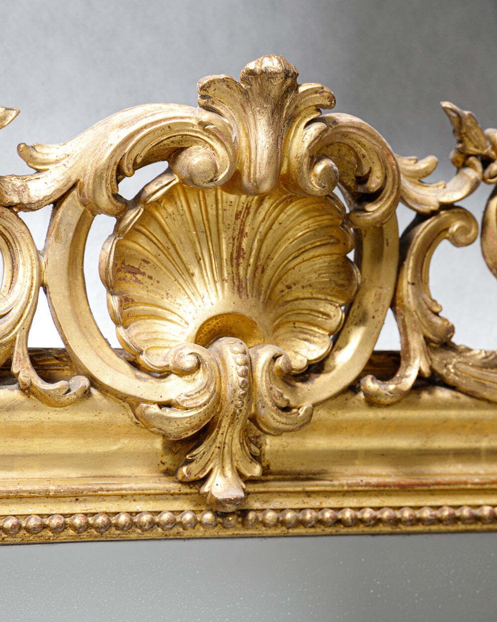 Majestueuze Louis Philippe Spiegel Uit De 19e Eeuw Met Schelpenbekroning photo buy