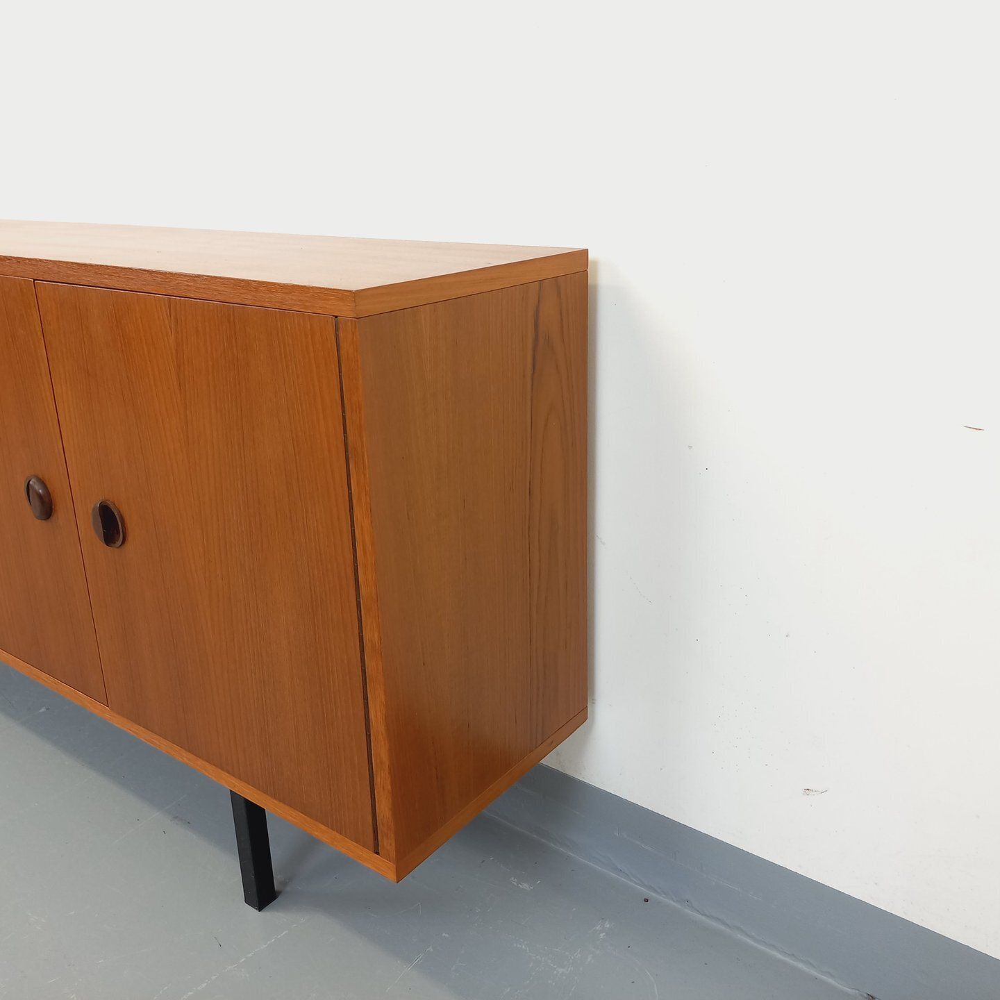 photo vinterior Modernist Sideboard With Teak Niche And Black Metal Legs