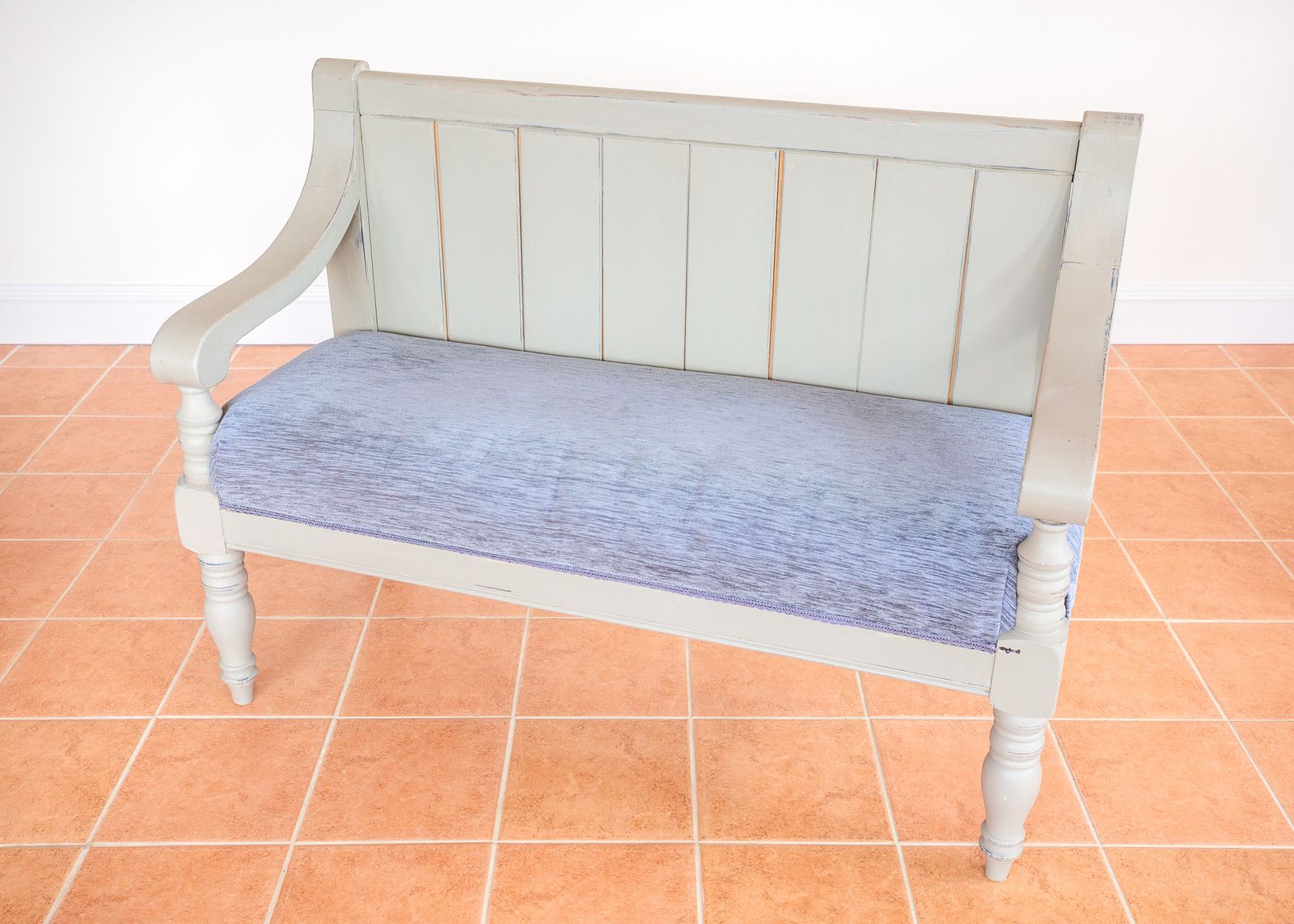 photo vinterior Painted Chapel Bench English Antique Upholstered Oak Late Victoria.N Grey Blue Large Church Settle Pew Upholstered Shabb.Y Chi.C Chalk Paint