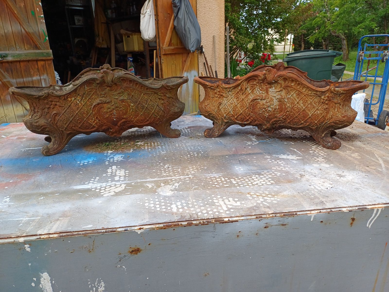 Pair Of 1900 Cast Iron Planters In Rocaille Style: Charleville   Mézières