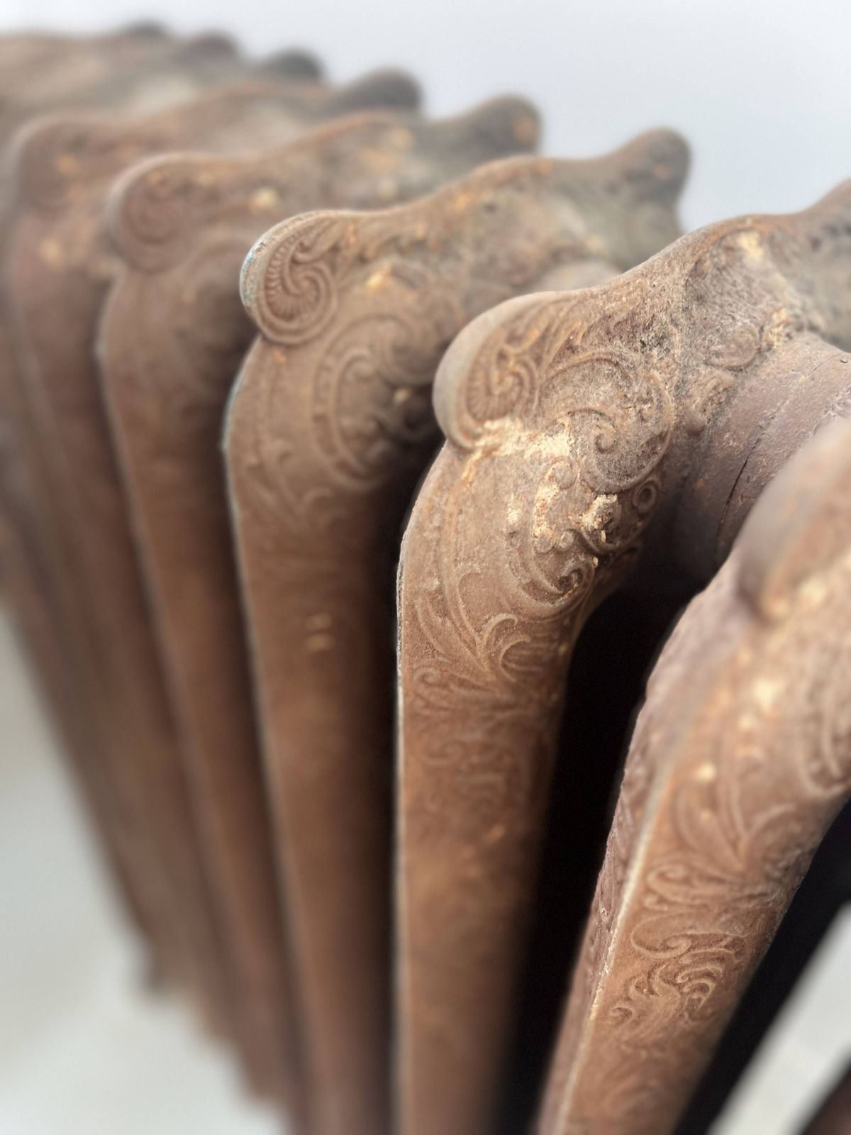 Antique Free Standing Radiator With Fourteen Flowered Cast Iron Blades, 20th Century photo for sale